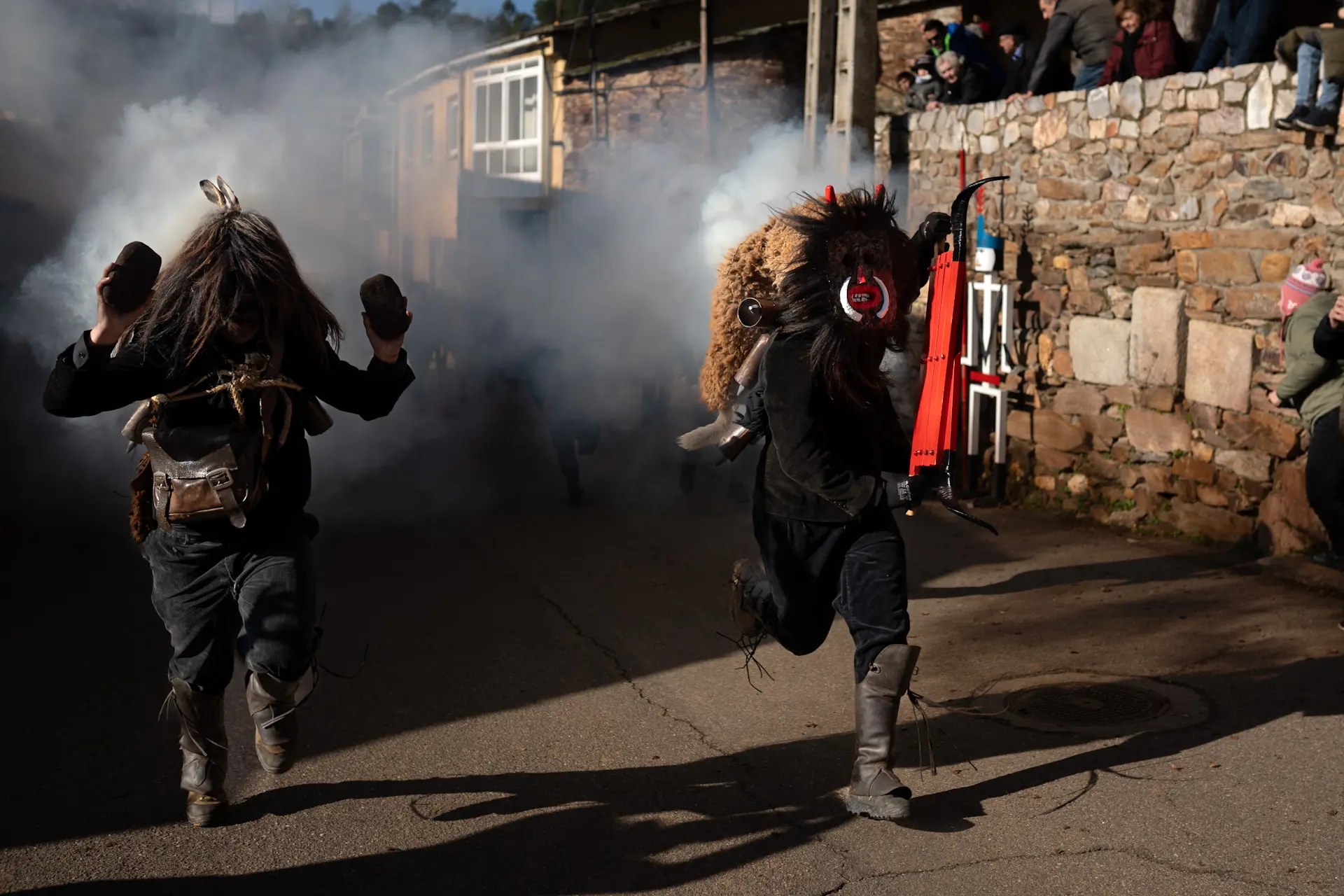 Los Carochos corren por las calles de Riofrío. Foto Emilio Fraile.