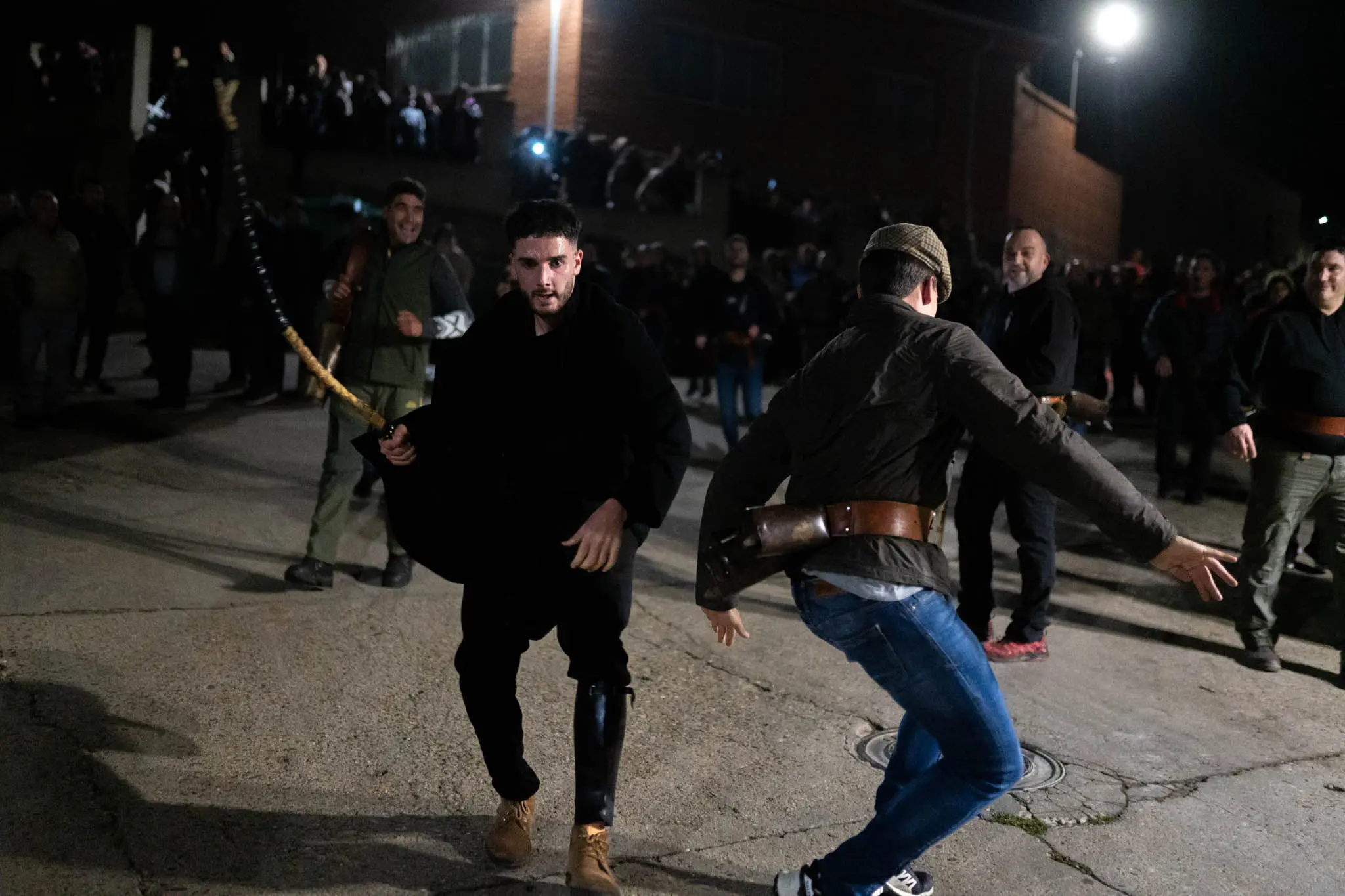 Hugo Sánchez, el zangarrón de este año, golpea con el vergajo a uno de los asistentes. Foto Emilio Fraile. 