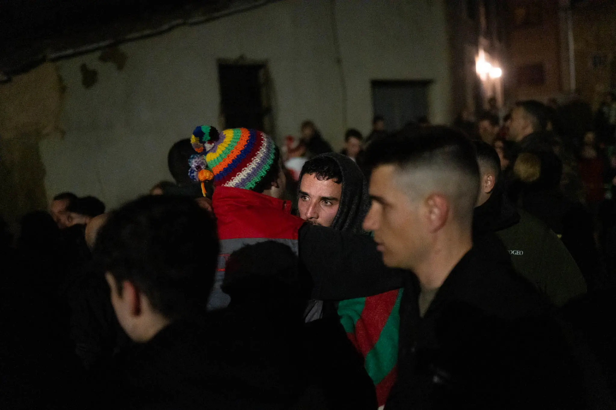 Hugo Sánchez es felicitado por los vecinos de Sanzoles al terminar el recorrido. Foto Emilio Fraile.