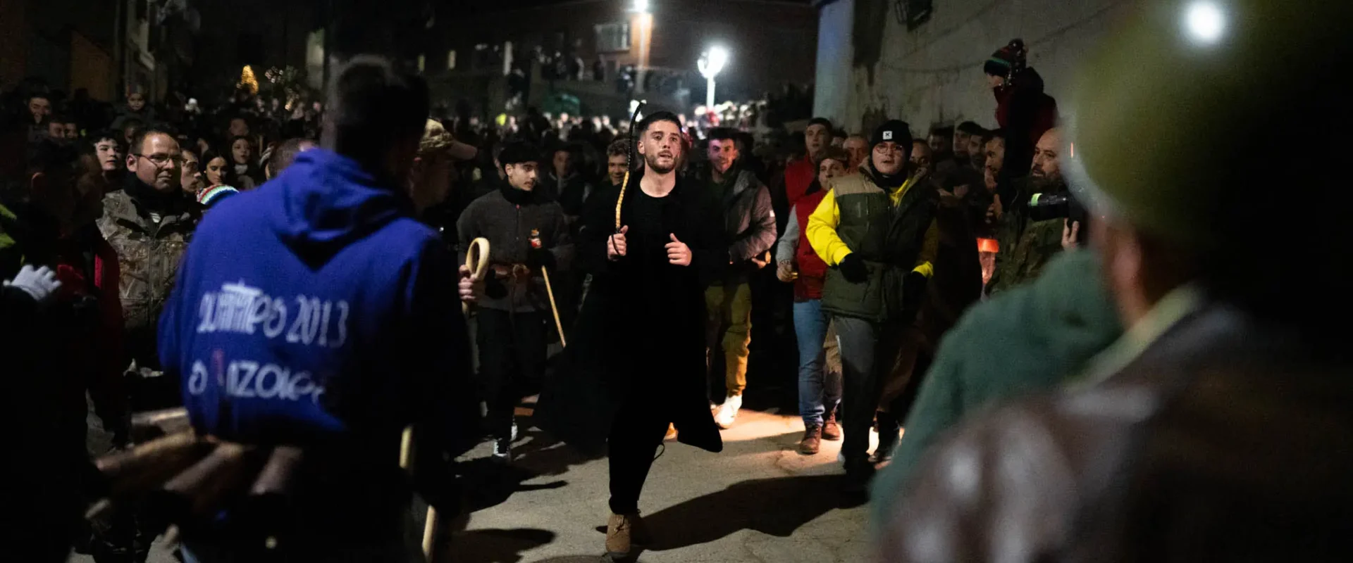 El Zangarrón recorre las calles de Sanzoles. Foto Emilio Fraile.