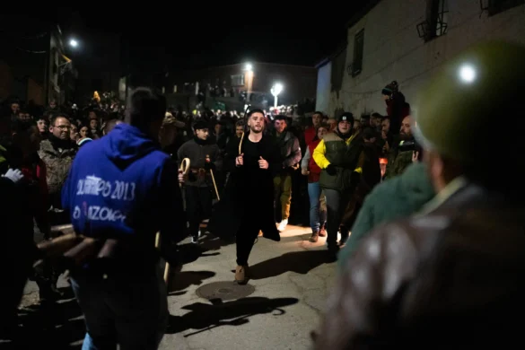 El Zangarrón recorre las calles de Sanzoles. Foto Emilio Fraile.