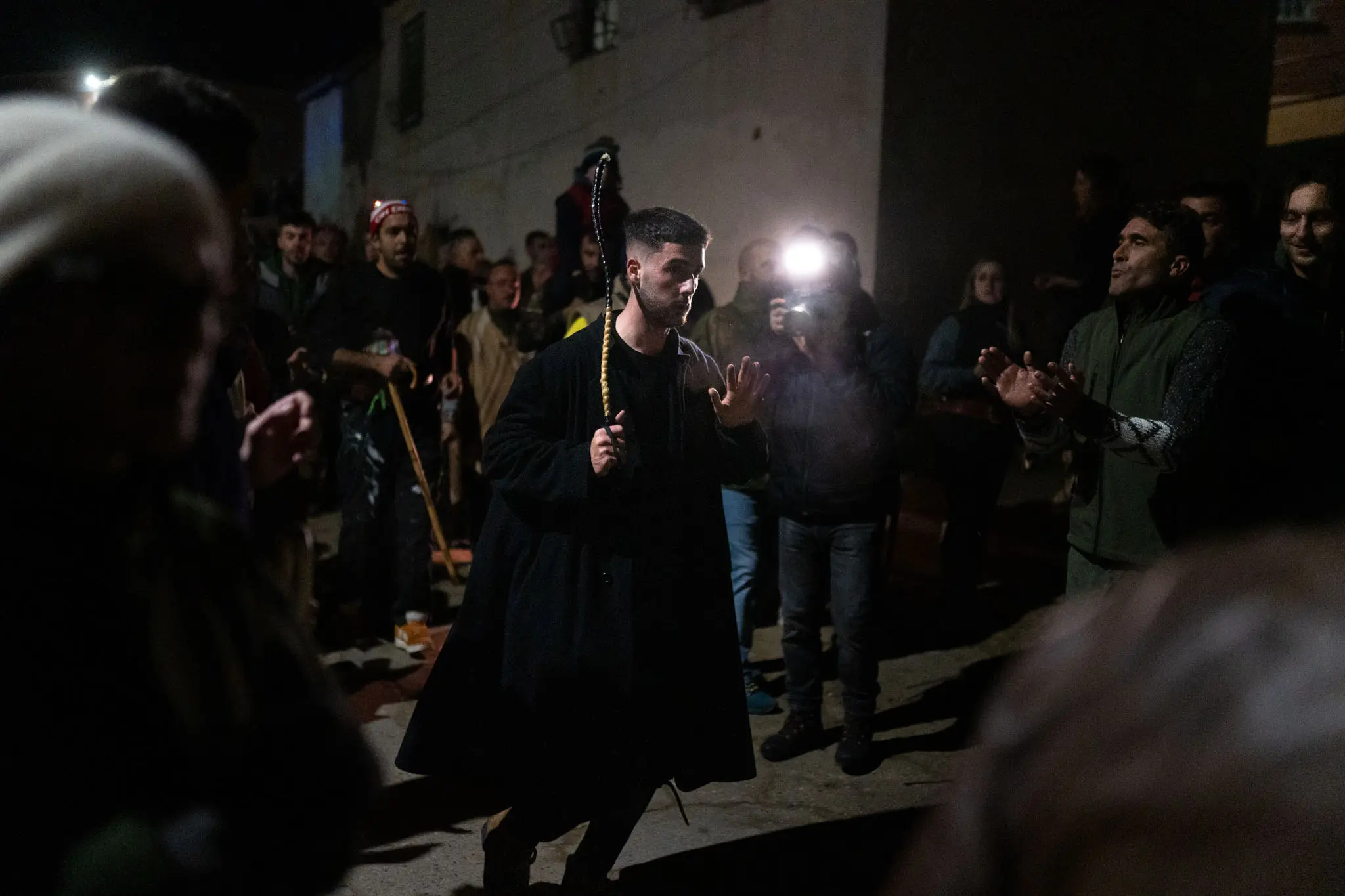 El Zangarrón, recorre las calles de Sanzoles. Foto Emilio Fraile.