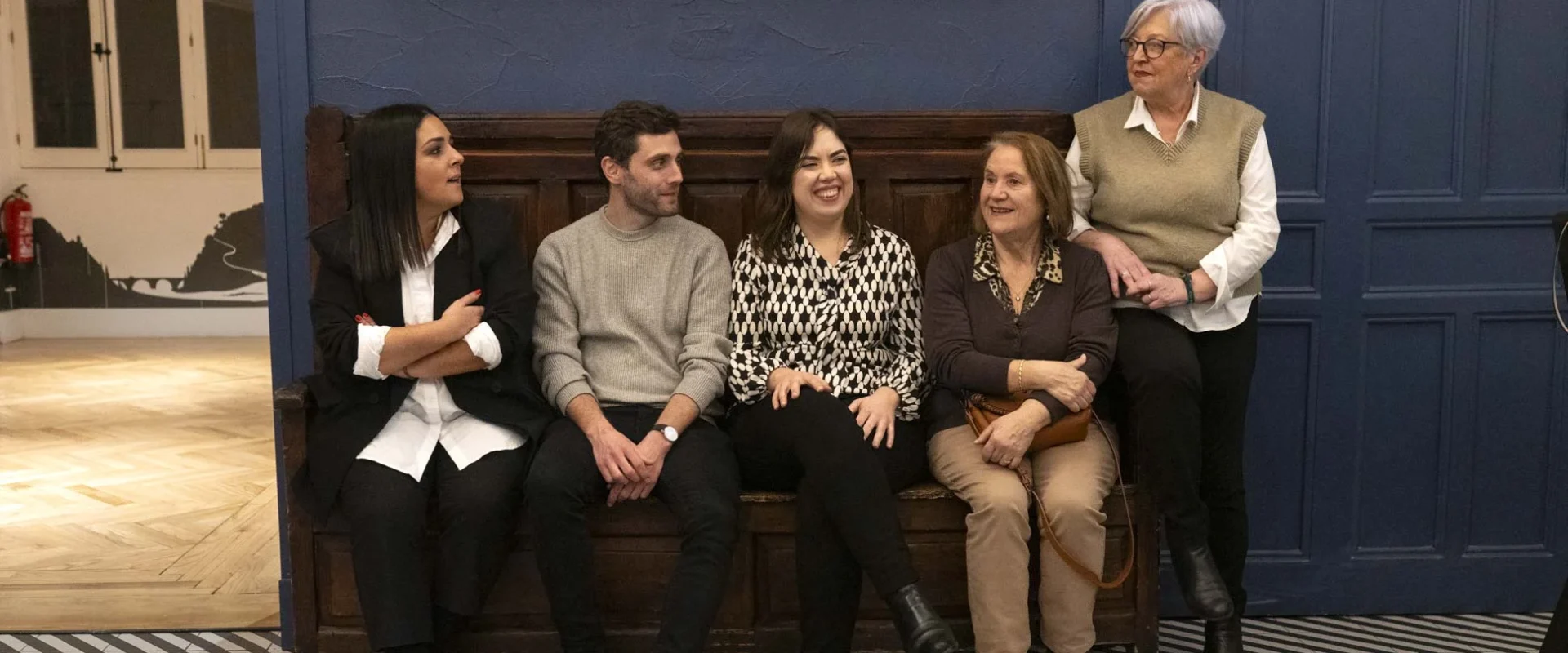 Alba Domínguez, Cesáreo Macías, María José Pérez, Obdulia Ríos y Mari Luz Uña, en uno de los escaños que adornan la Casa de Zamora en Madrid. Foto Emilio Fraile.
