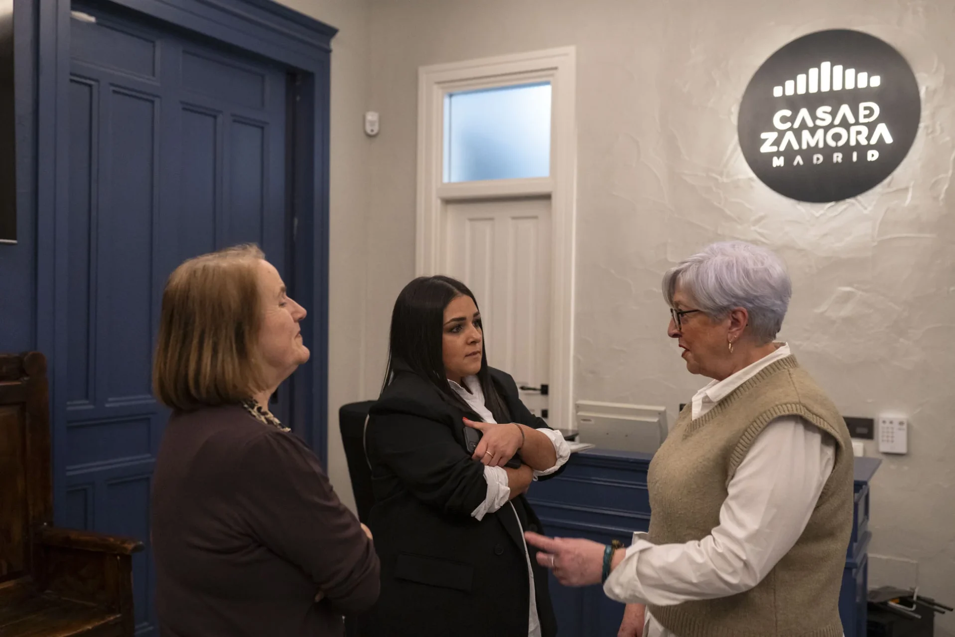 Obdulia, Alma y Mari Luz, en la Casa de Zamora en Madrid. Foto Emilio Fraile.