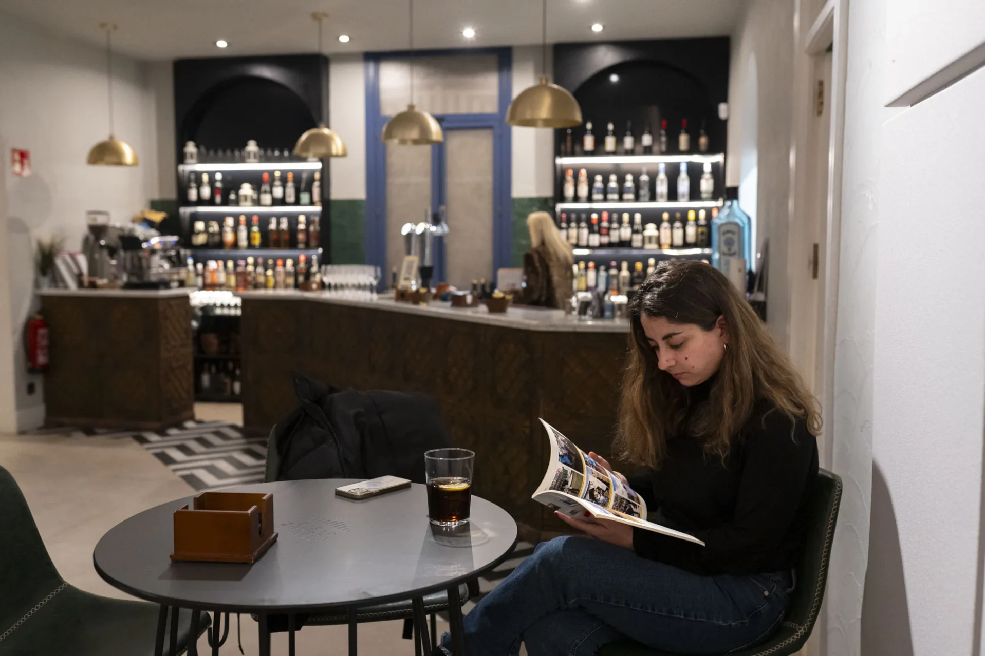 Una zamorana lee el anuario de Enfoque Diario de Zamora en la Casa de Zamora. Foto Emilio Fraile.