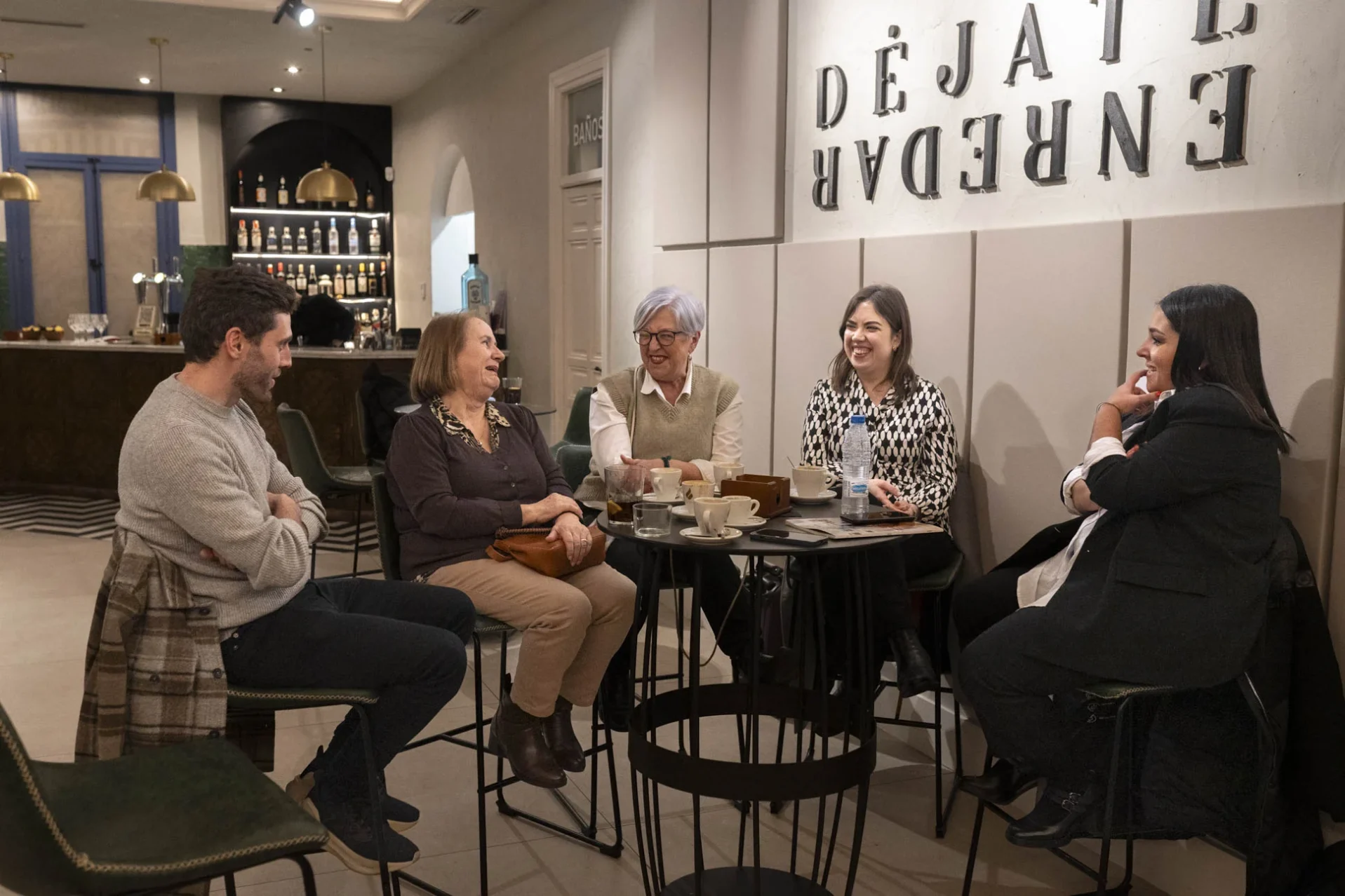 Cesáreo Macías, Obdulia Ríos, Mari Luz Uña, María José Pérez y Alba Domínguez, en la Casa de Zamora en Madrid. Foto Emilio Fraile.