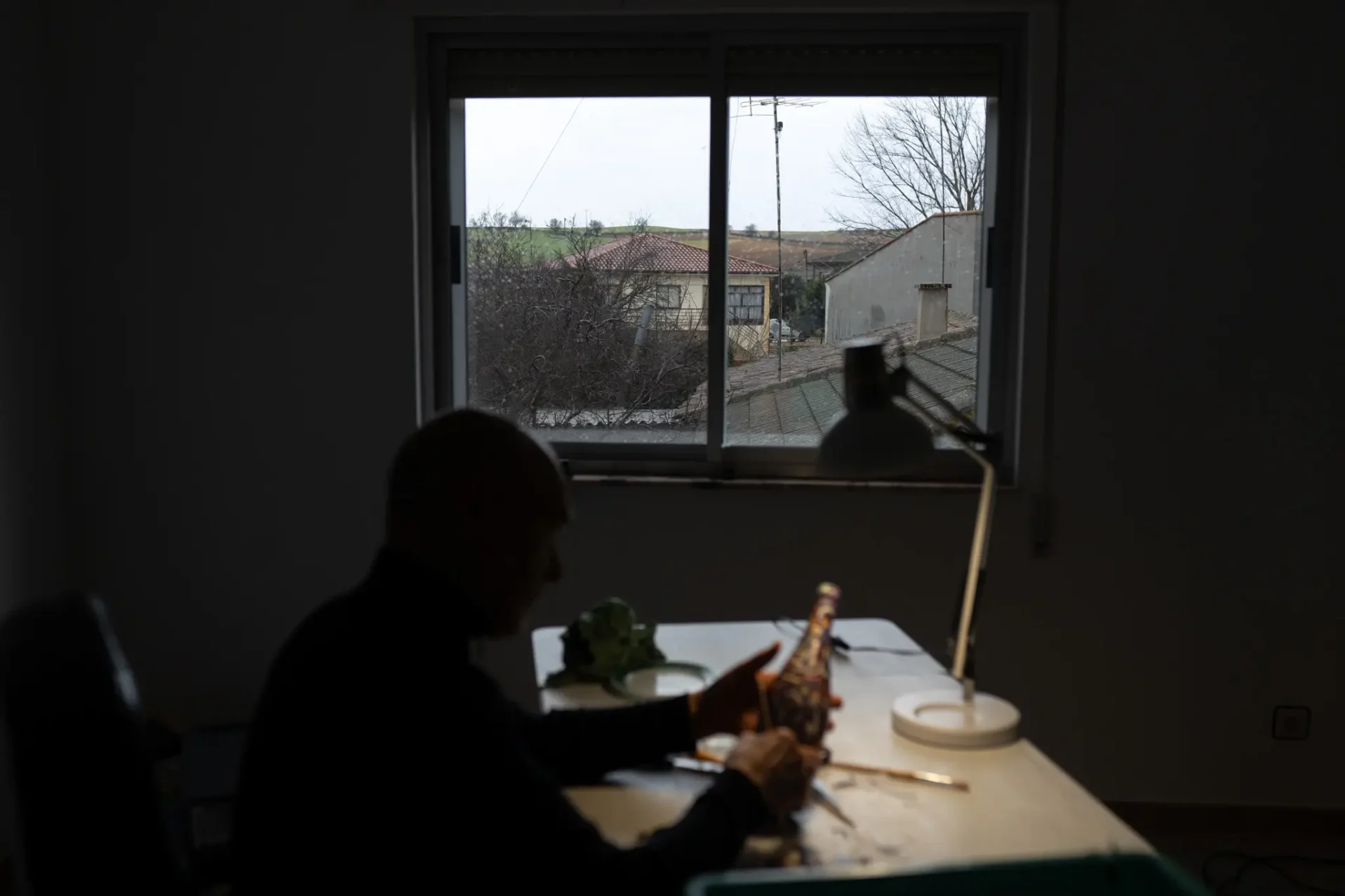 Jesús trabaja en su estudio de Fuentespreadas. Foto Emilio Fraile.