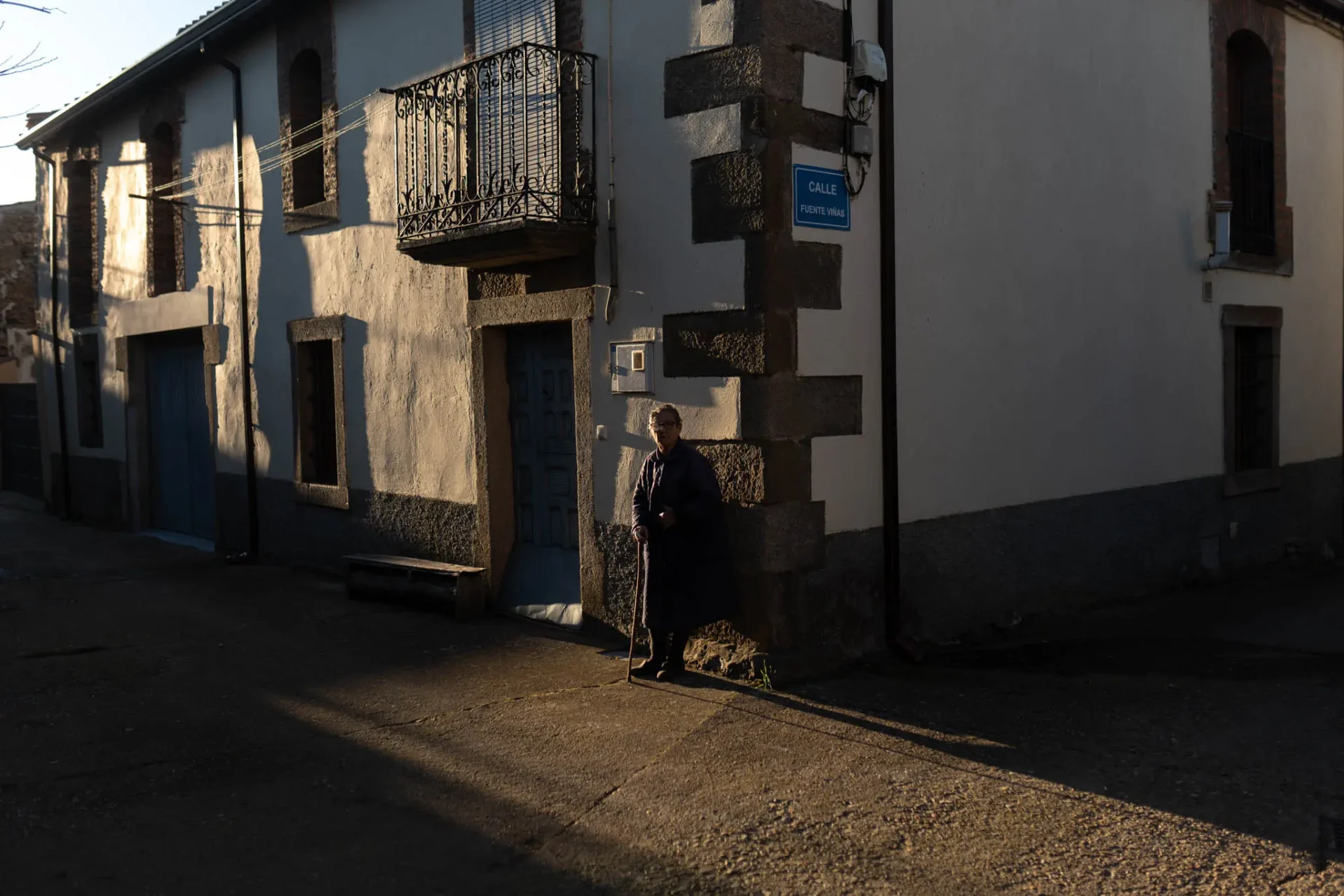 Una mujer observa los preparativos de la subasta. Foto Emilio Fraile.