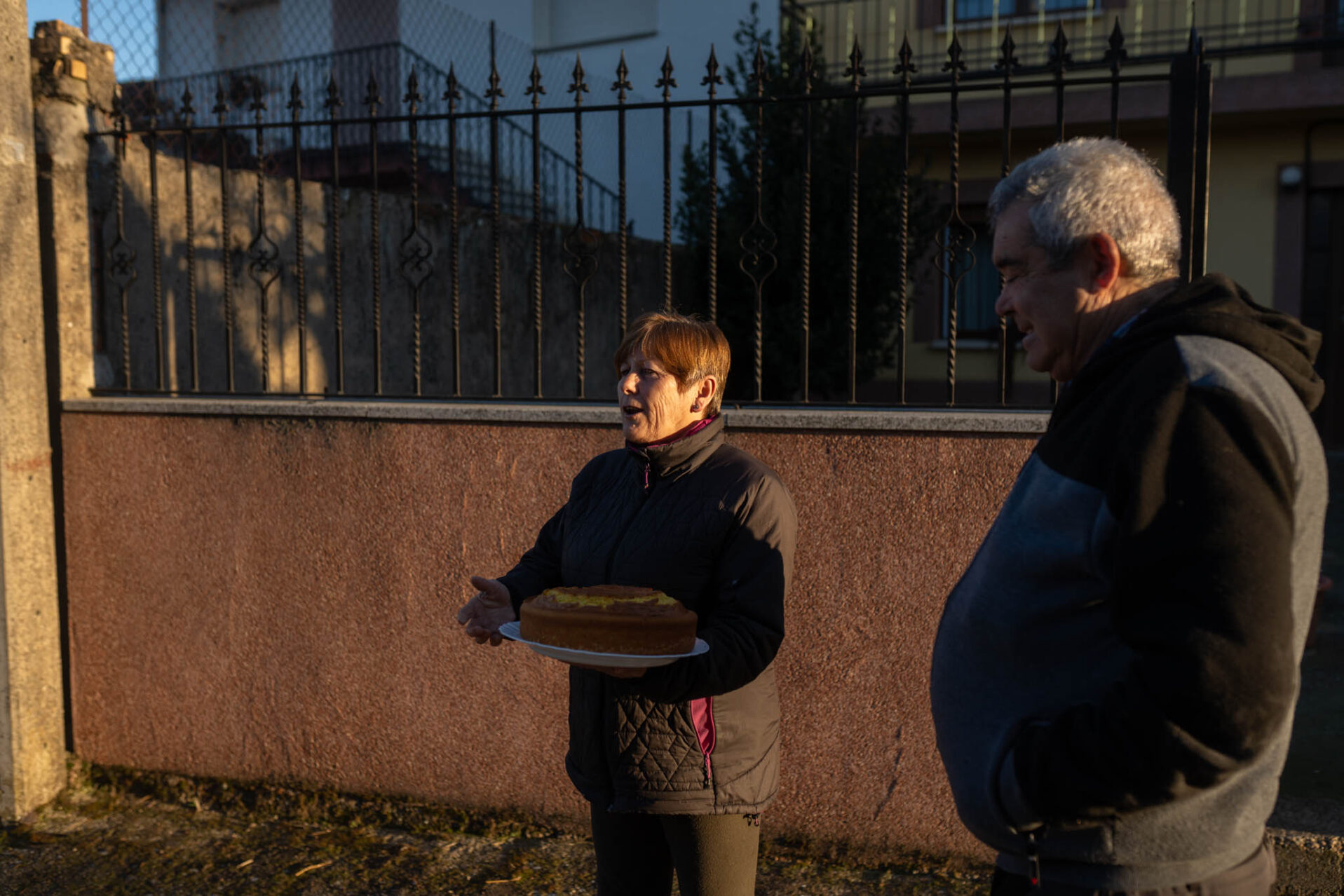 Una vecina con un bollo para donar a la subasta. Foto Emilio Fraile.