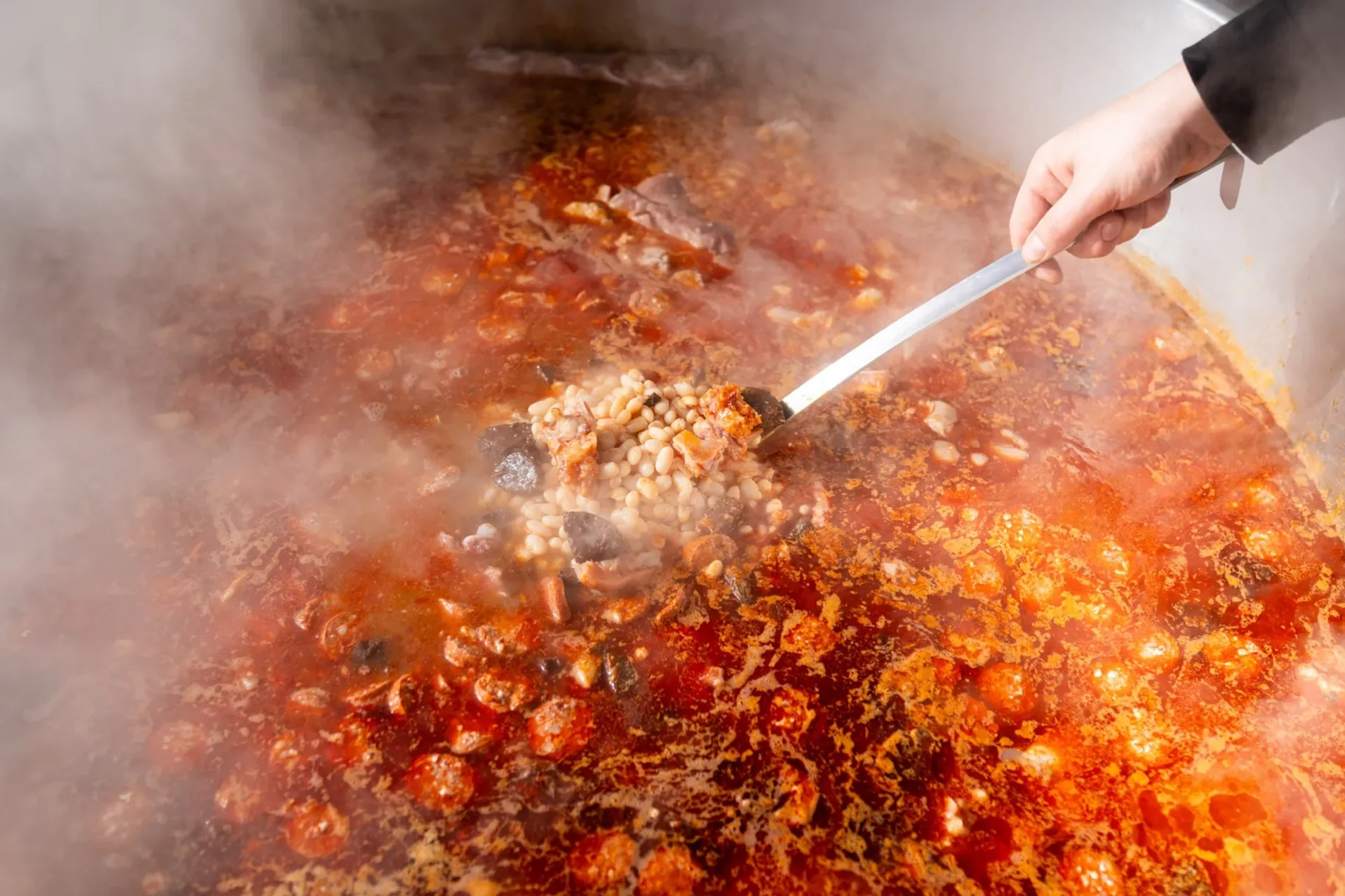 Sanantonada en la Plaza Mayor de Zamora, con el influencer Cocina Derecho, a favor de Azayca. Foto Emilio Fraile