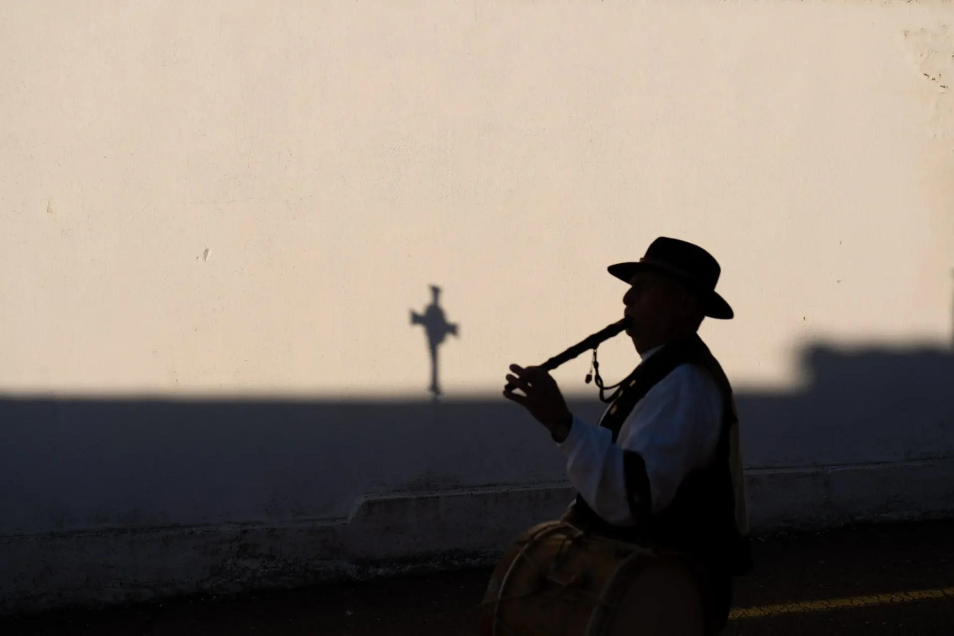 La sombra de la cruz guía y el tamborilero que encabeza la procesión de Santa Águeda. Foto Emilio Fraile.