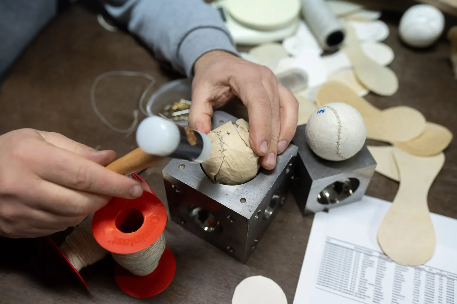 Detalle de la creación de una pelota. Foto Emilio Fraile.