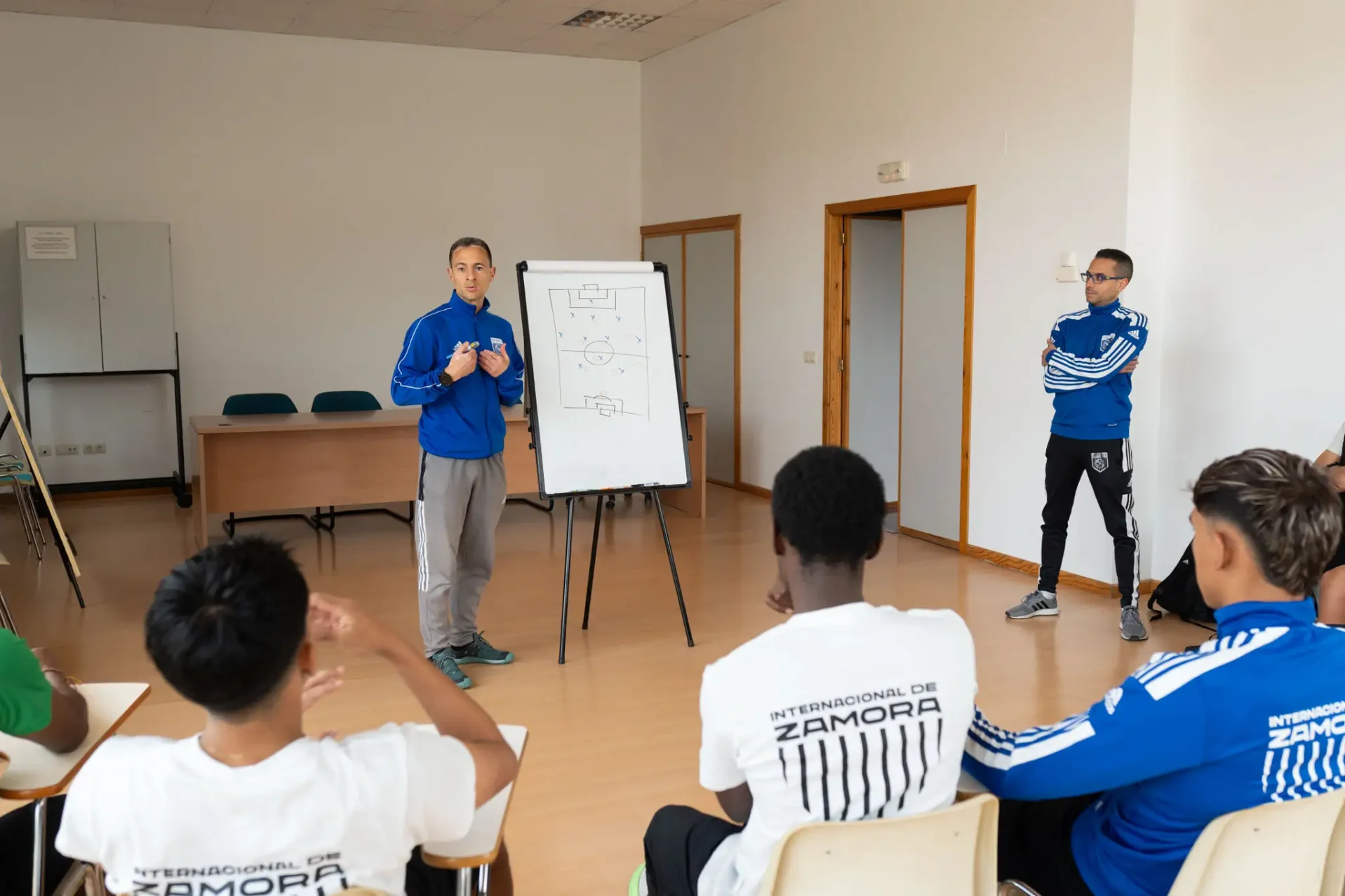 Manuel Álvarez y Javier Calvo dando clases tácticas a los jugadores - Emilio Fraile