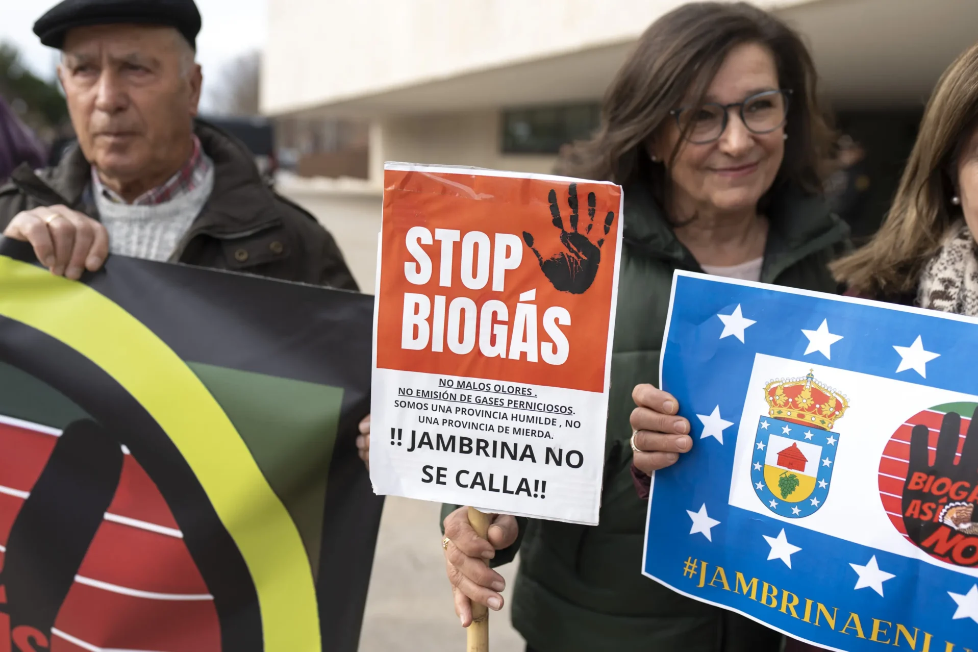 Miembros de la Plataforma contra el biogás de Jambrina, en las Cortes de Castilla y León. Foto Emilio Fraile