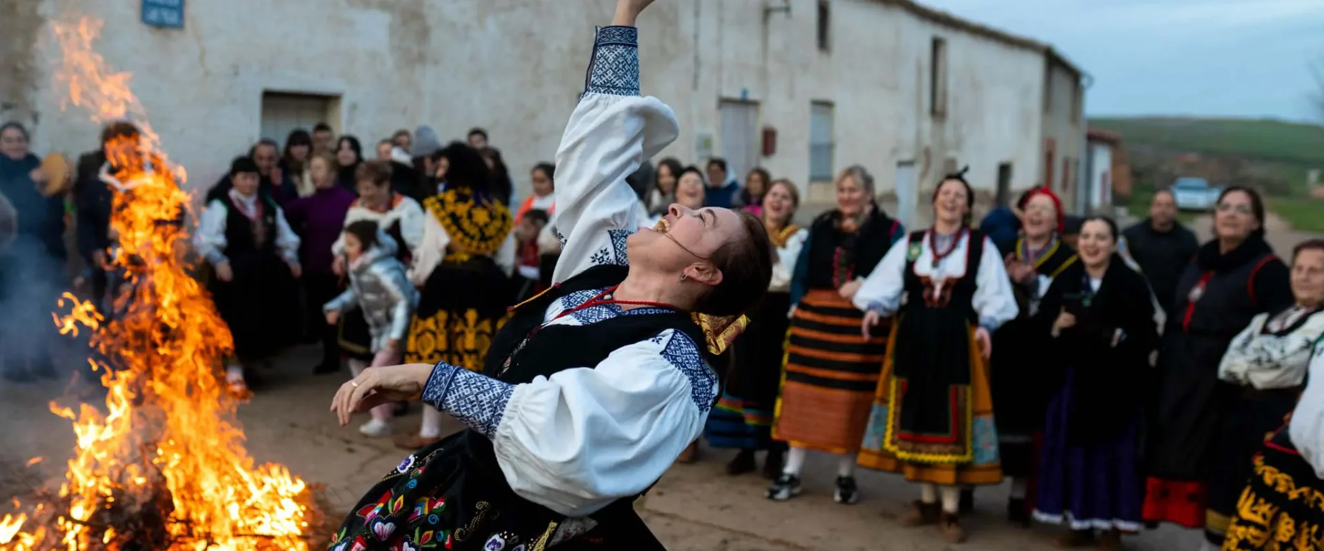 después de bailar la botella junto al piorno. Foto Emilio Fraile.