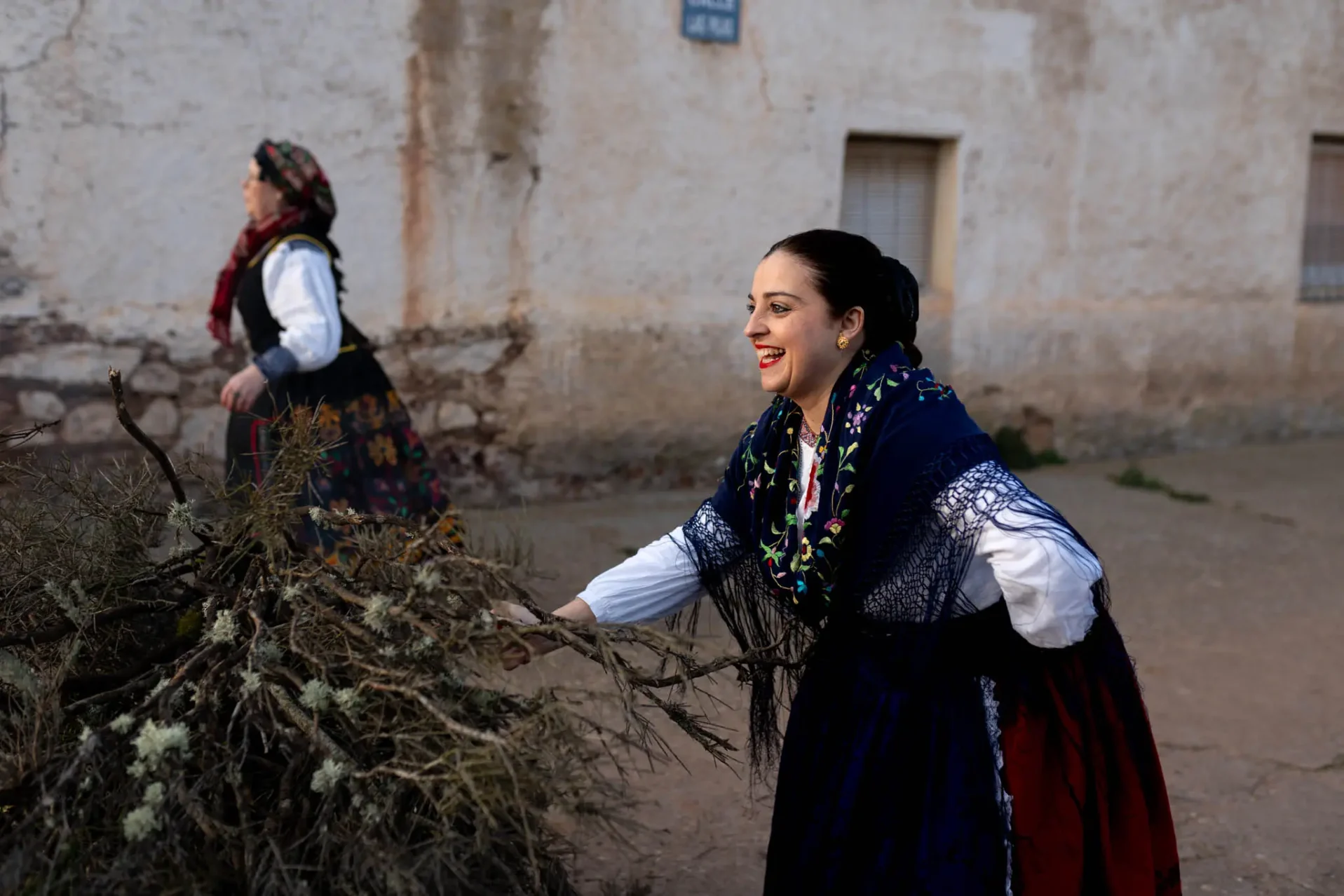 Sonia, la encargada de prender el piorno. Foto Emilio Fraile.