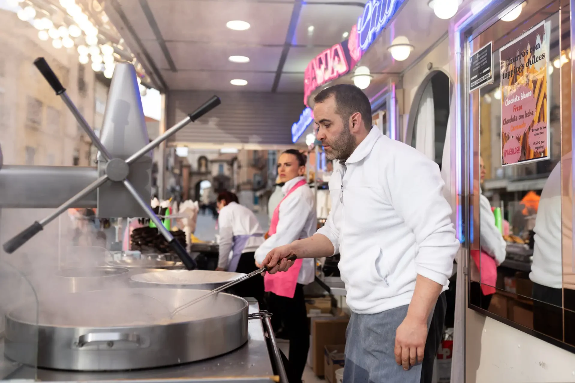 Carlos friendo los churros. Foto: Emilio Fraile.