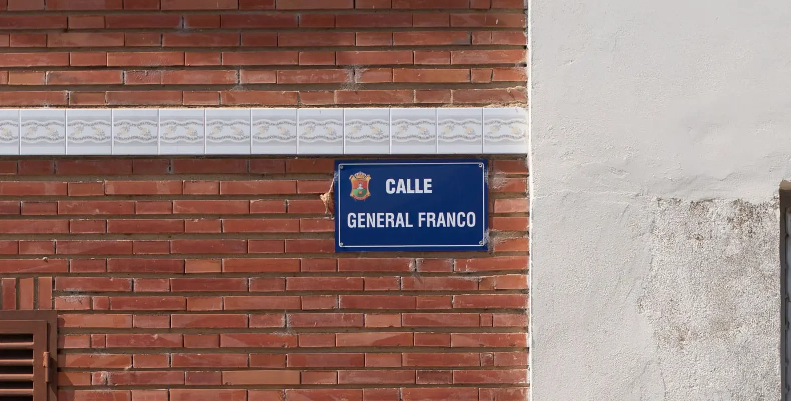 Calle General Franco, en Roales. Foto Emilio Fraile.