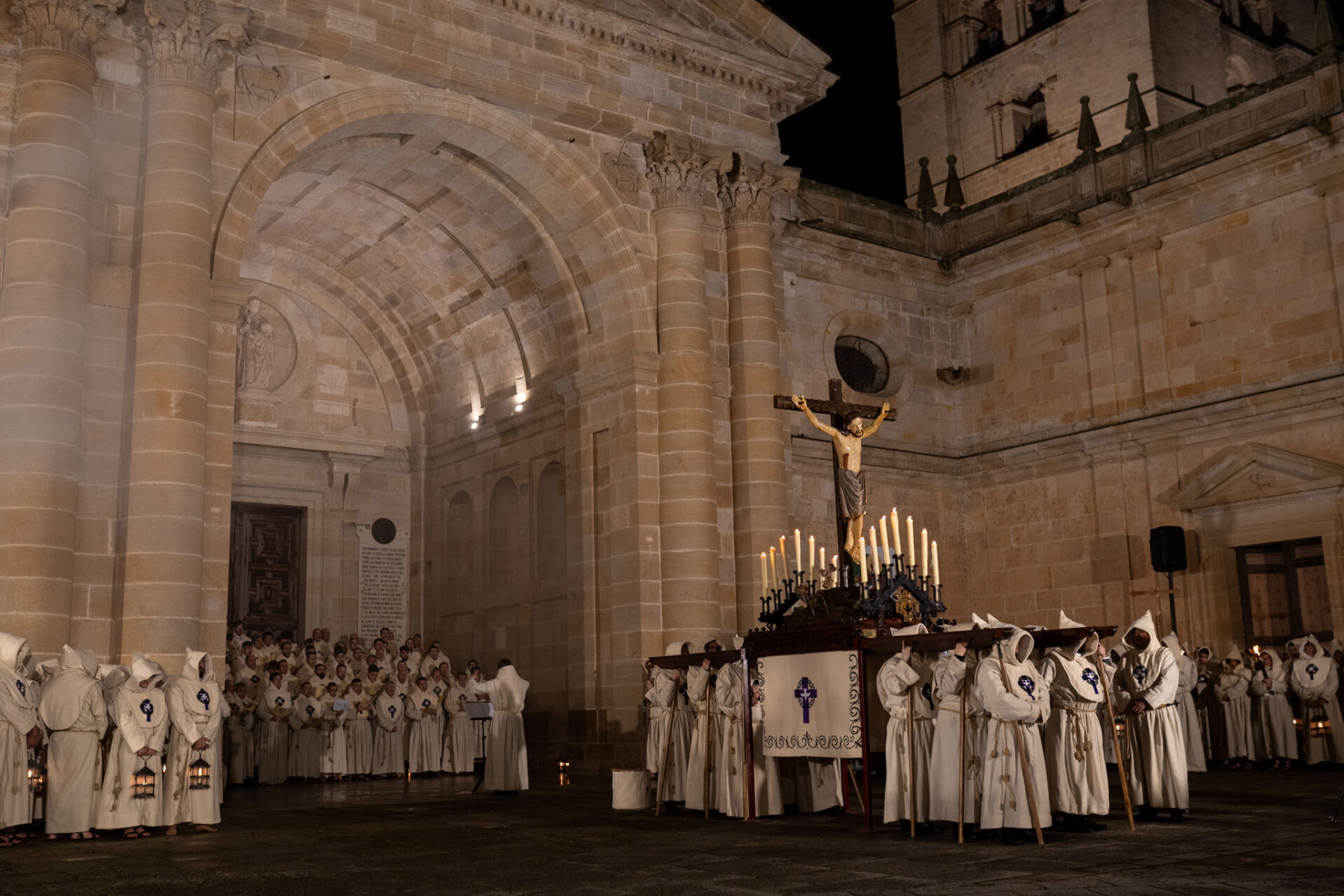 La procesión durante el acto de la Catedral. Foto Emilio Fraile.