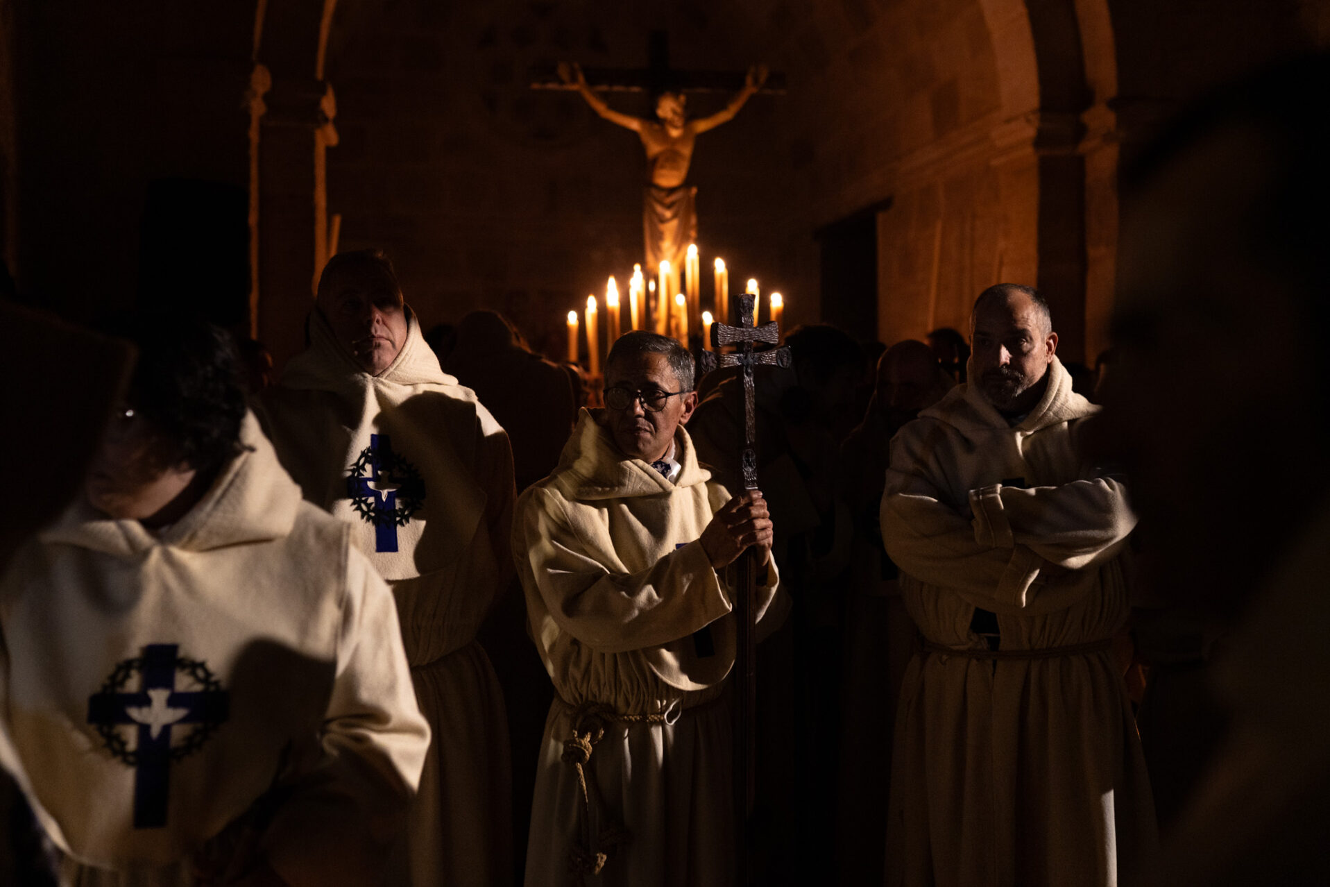 El presidente de la hermandad, Antonio de la Higuera, antes de la salida de la procesión. Foto Emilio Fraile.