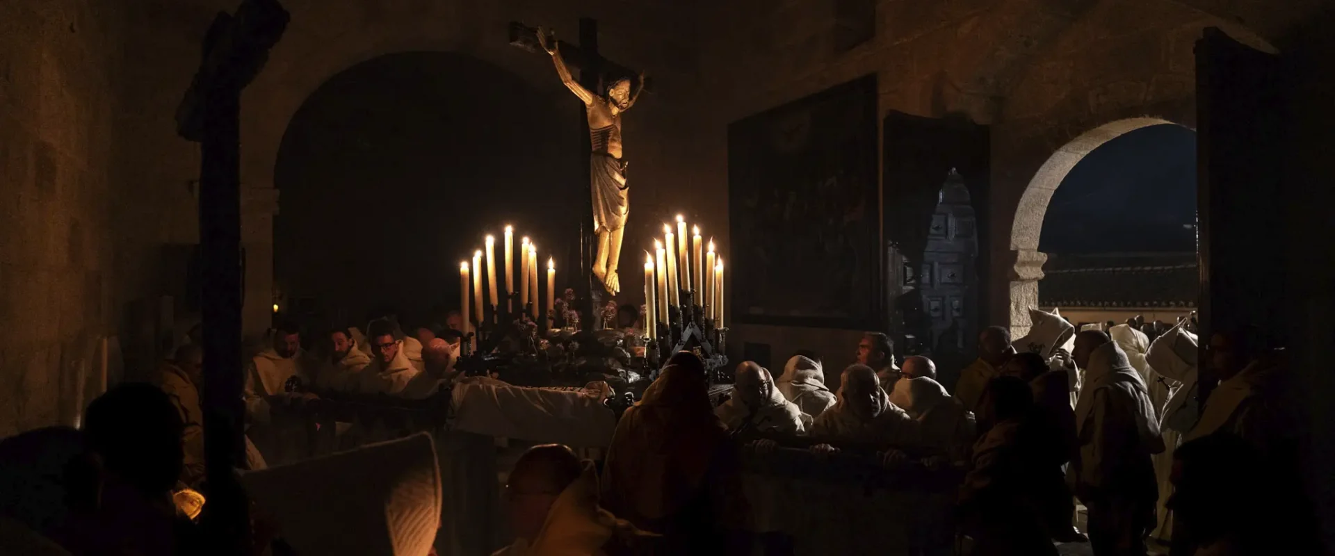 El Cristo del Espíritu Santo sale de la iglesia. Foto Emilio Fraile.