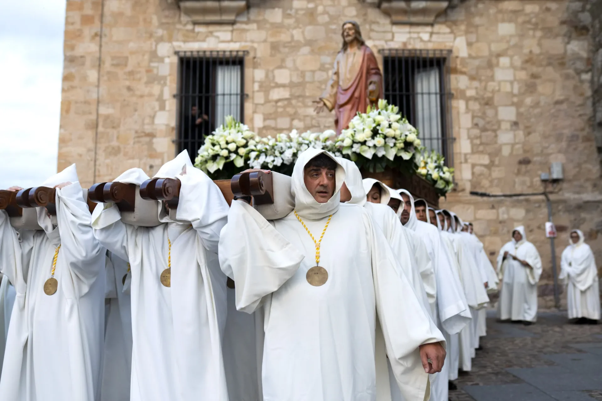 Los cargadores del Cristo de Luz y Vida nada más cruzar la Puerta del Obispo.