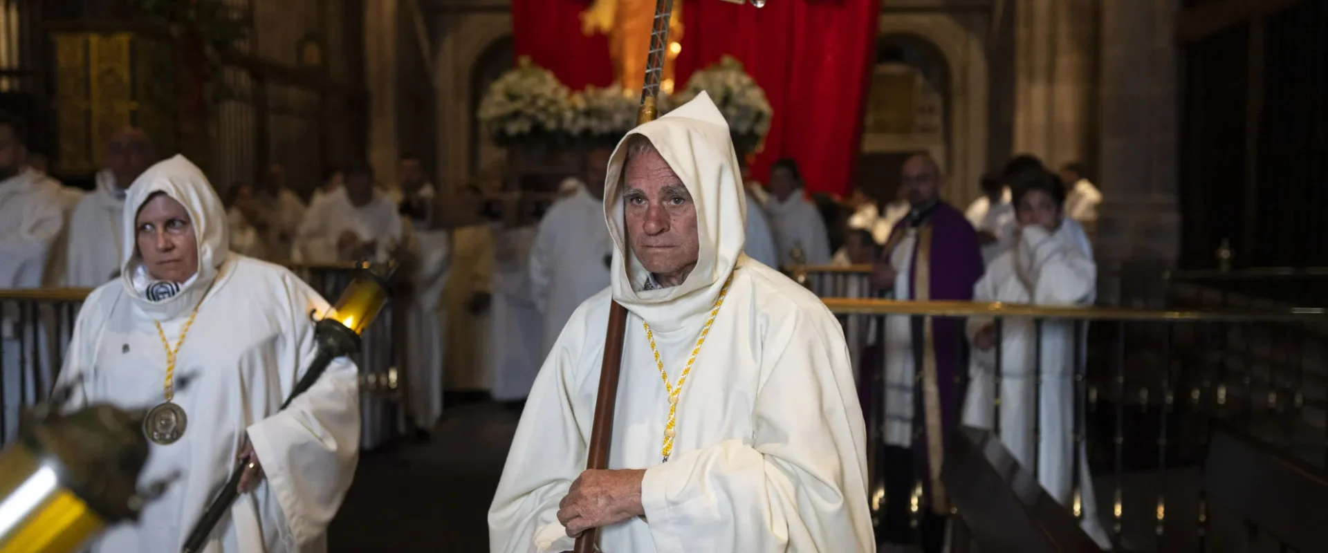 Una de las cruces antes de salir en procesión. Foto Emilio Fraile.