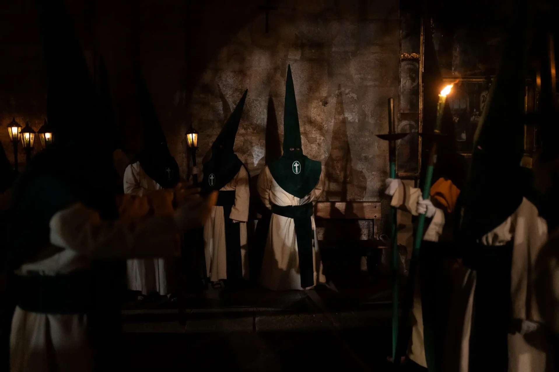 Los hermanos de la cofradía, antes de la procesión. Foto Emilio Fraile.