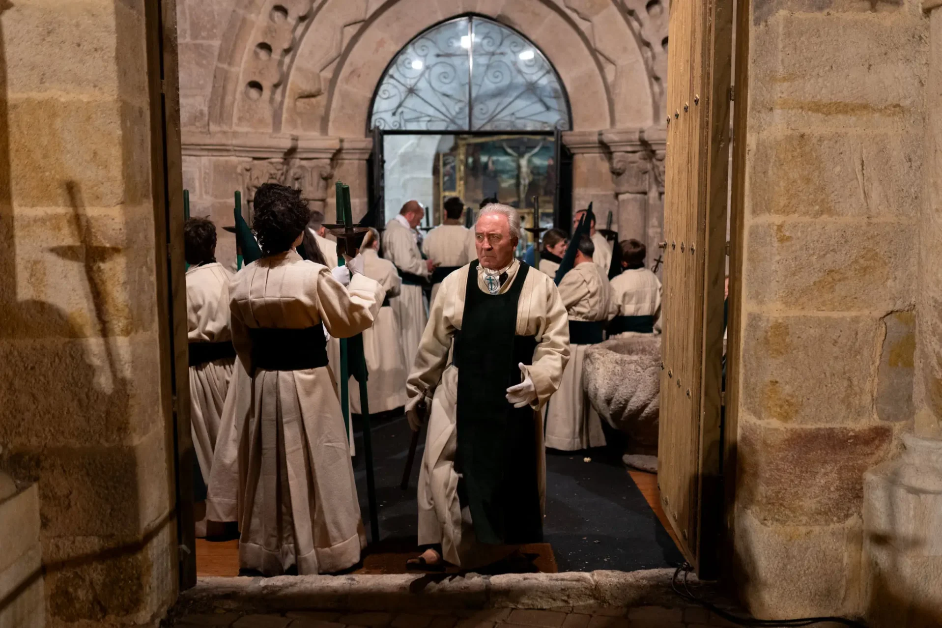 Preparativos previos a la procesión. Foto Emilio Fraile.