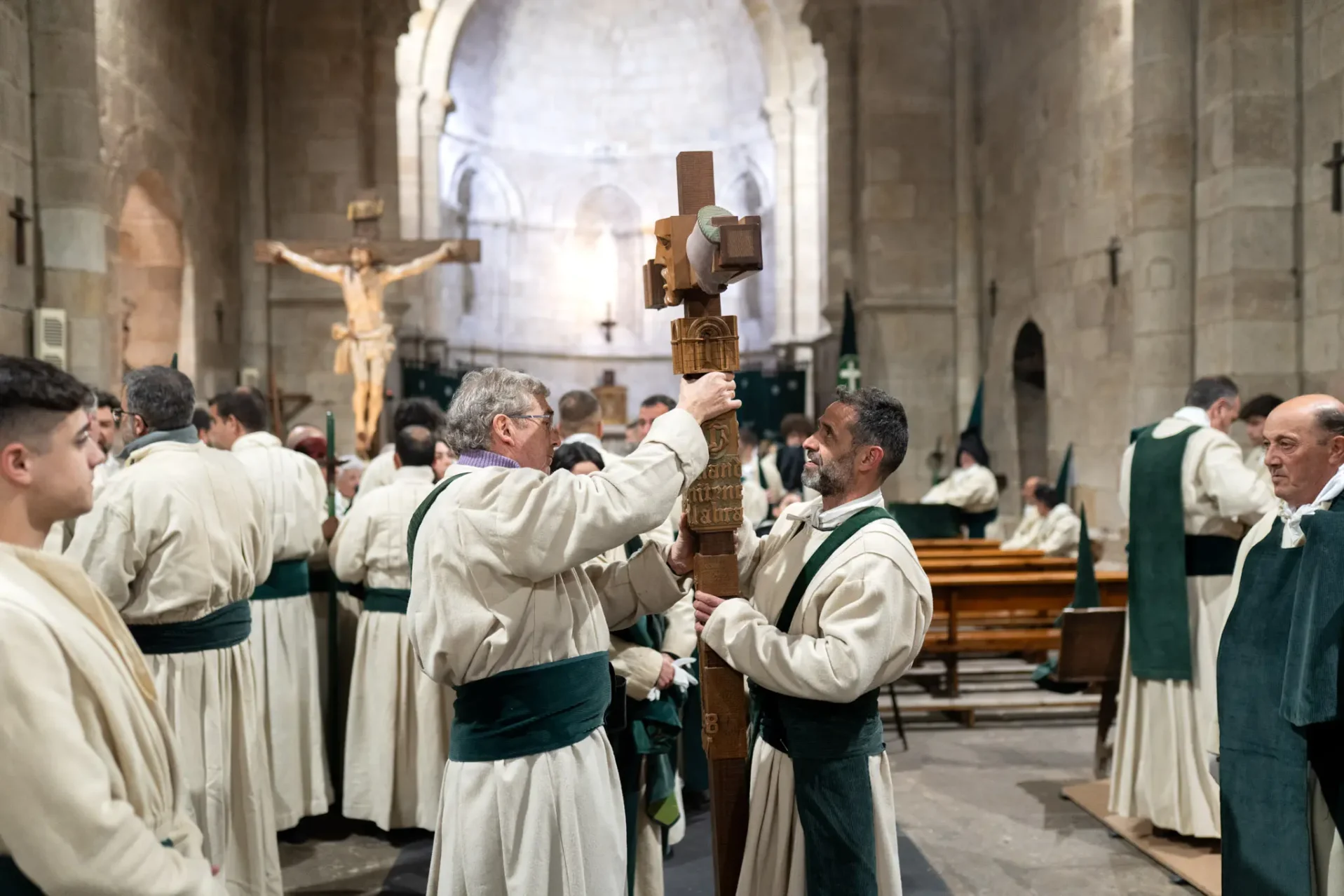 Los cofrades se preparan para salir en procesión. Foto Emilio Fraile.