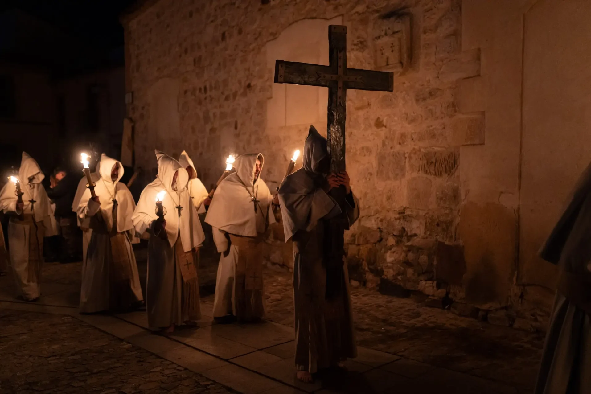 Una de las cruces de la cofradía durante la procesión. Foto Emilio Fraile.
