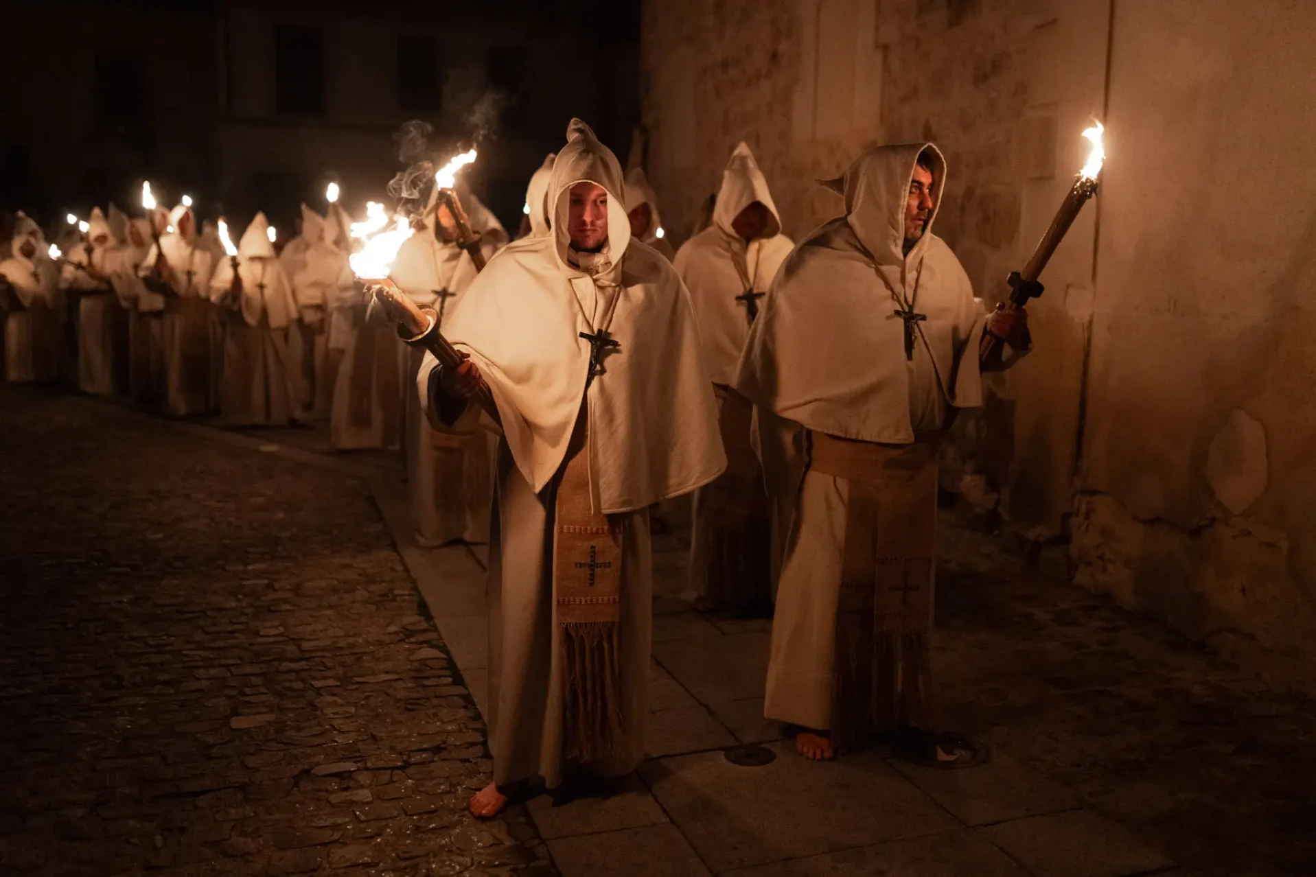 La procesión a su paso por la Plaza de la Leña. Foto Emilio Fraile.
