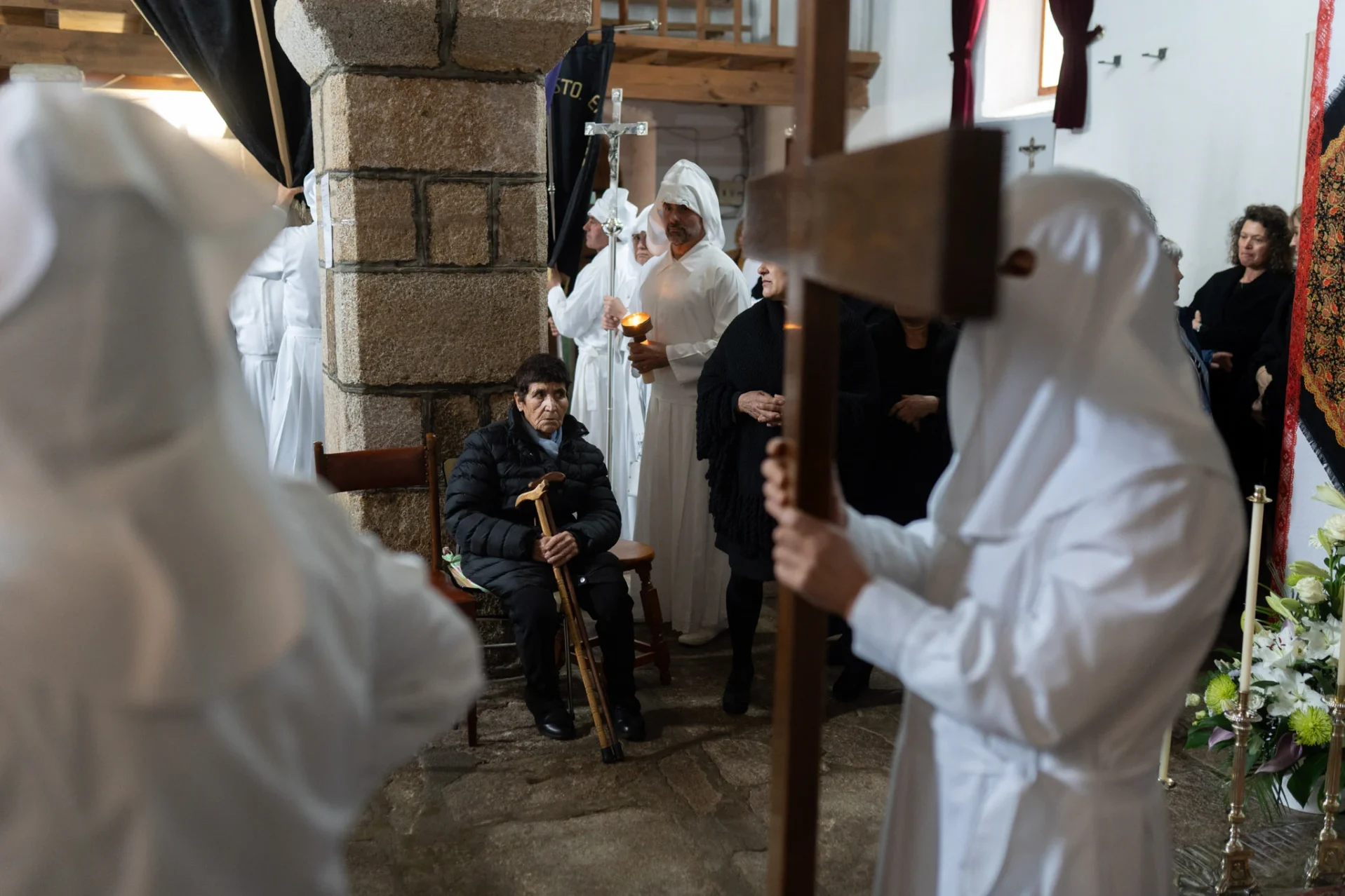 Una mujer descansa en el interior de la iglesia antes de la procesión. Foto Emilio Fraile.