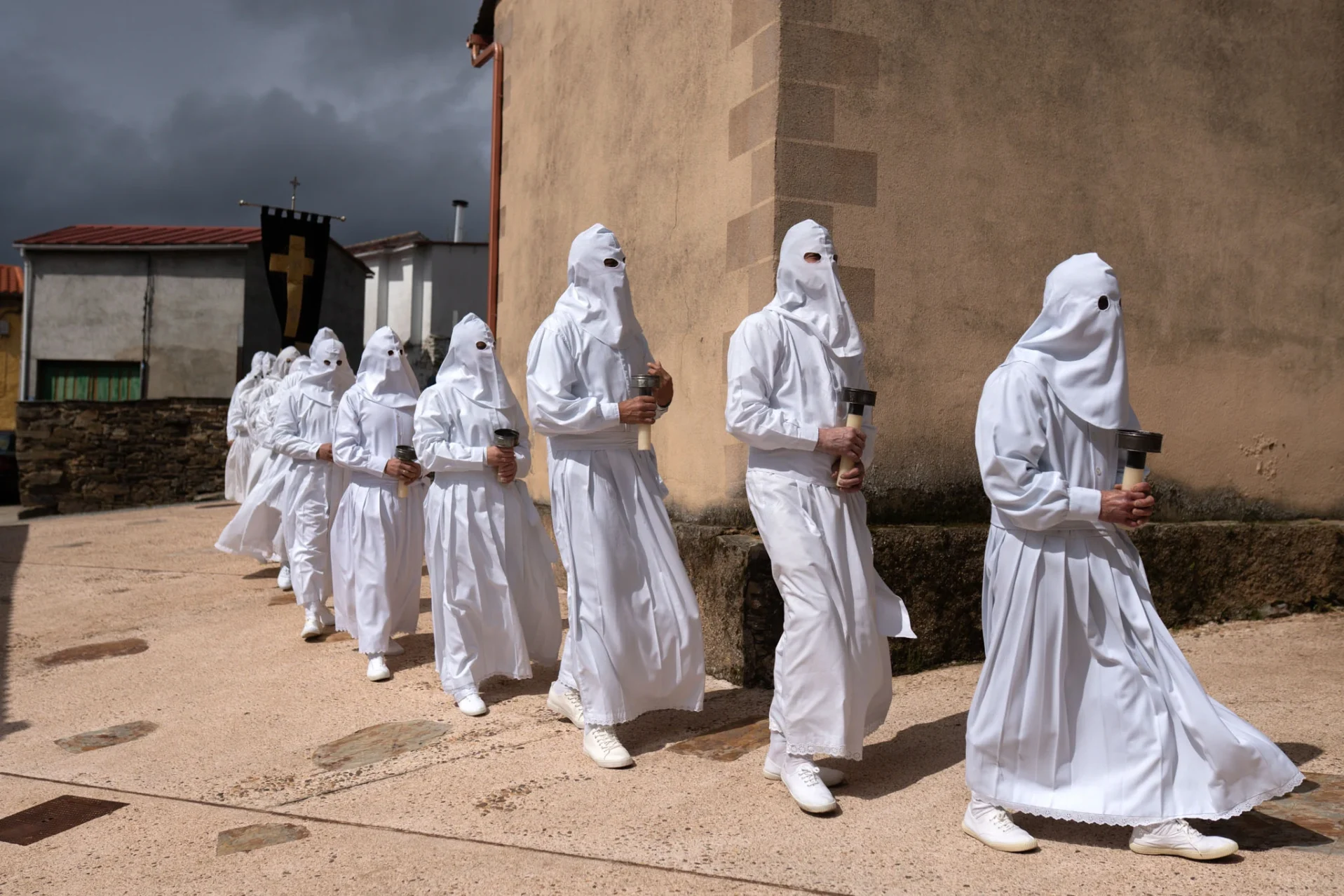 Los penitentes se dirigen hacia la plaza para escuchar el sermón. Foto Emilio Fraile.