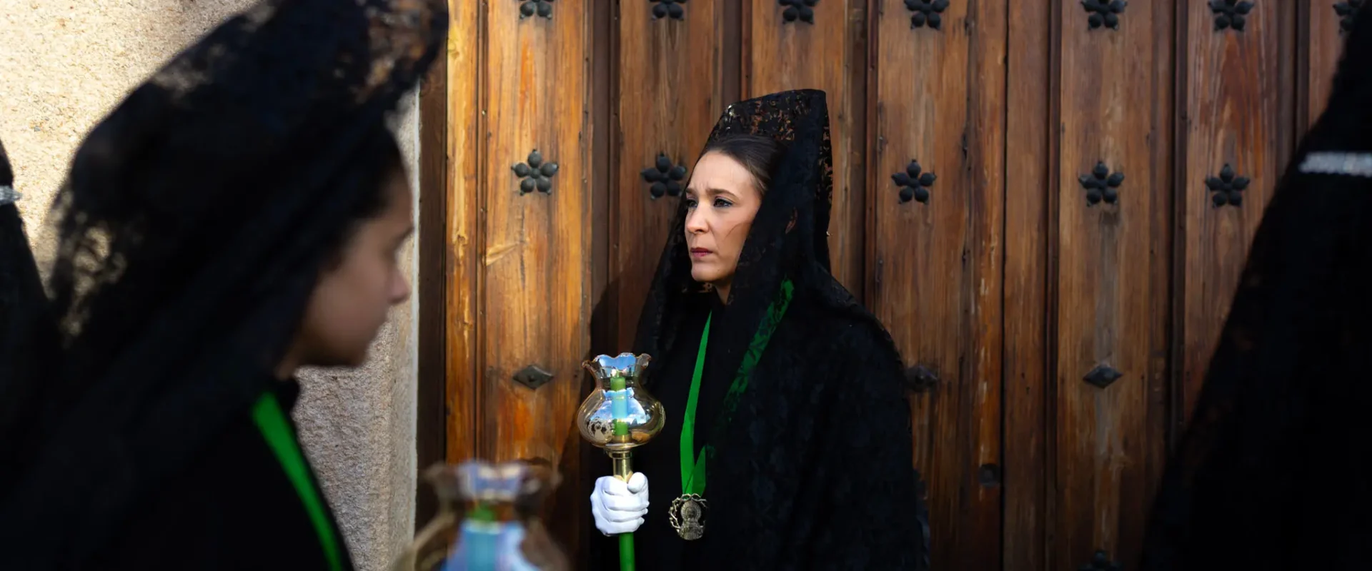 Una dama de la Esperanza espera para salir en procesión. Foto Emilio Fraile.