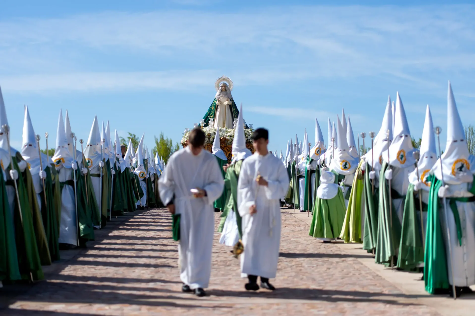 La Virgen de la Esperanza cruza el Puente de Piedra. Foto Emilio Fraile.