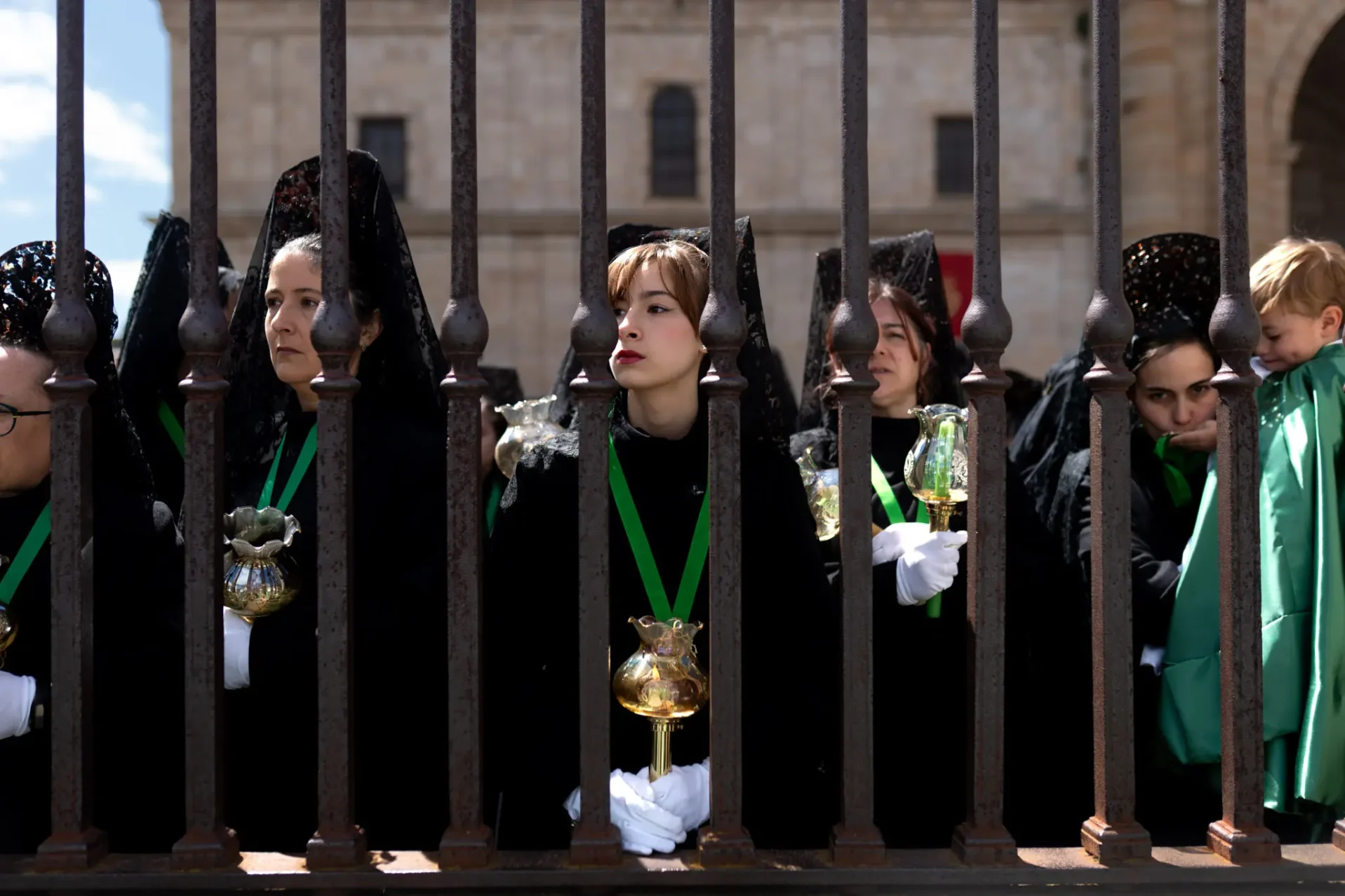 Las hermanas de la cofradía esperan la llegada de la Virgen de la Esperanza a la Catedral. Foto Emilio Fraile.