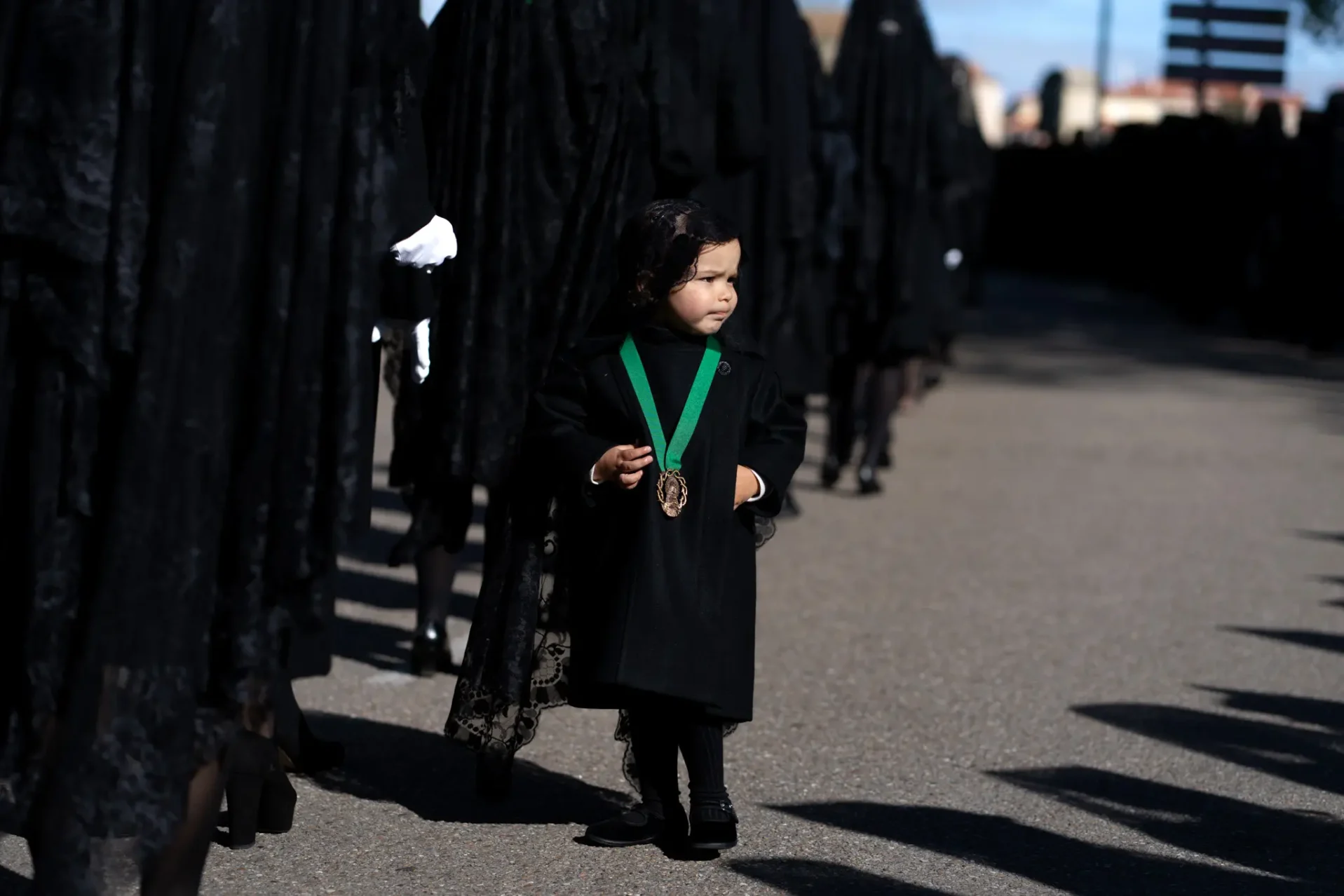 Una pequeña dama de la Esperanza, durante la procesión. Foto Emilio Fraile.