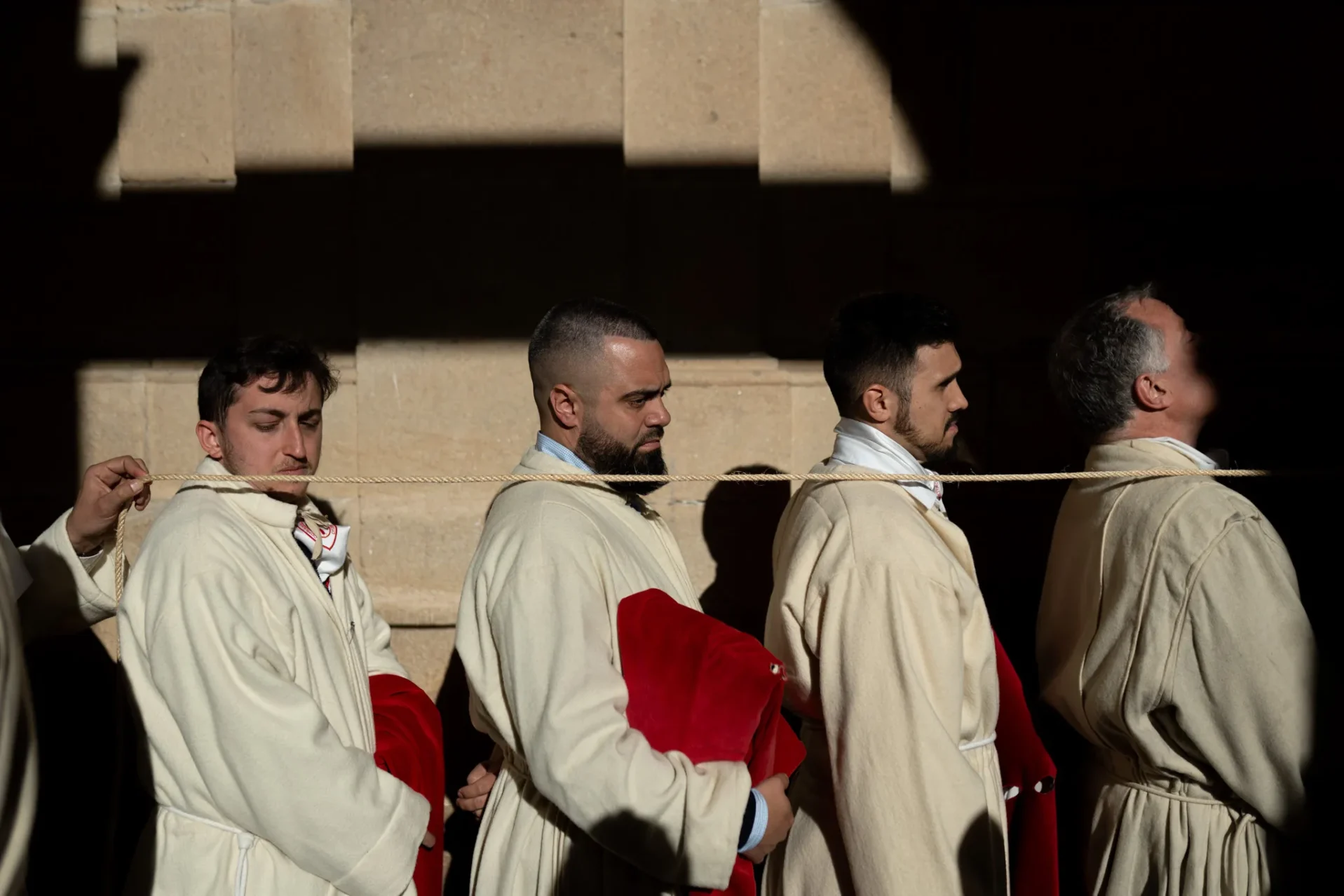 Los cargadores del pebetero miden la distancia con una cuerda. Foto Emilio Fraile.