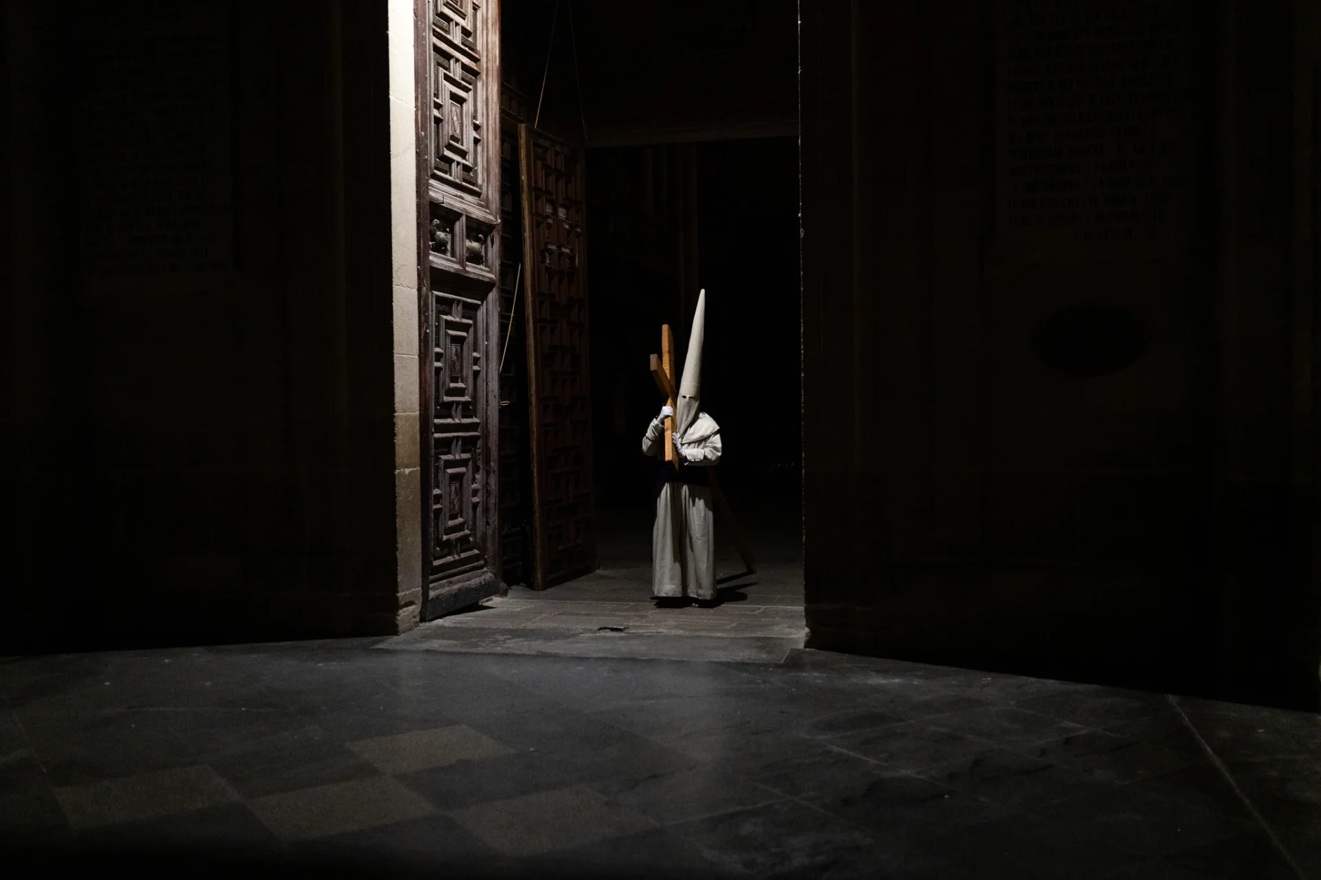 Uno de los penitentes preparado para salir de la Catedral. Foto Emilio Fraile.