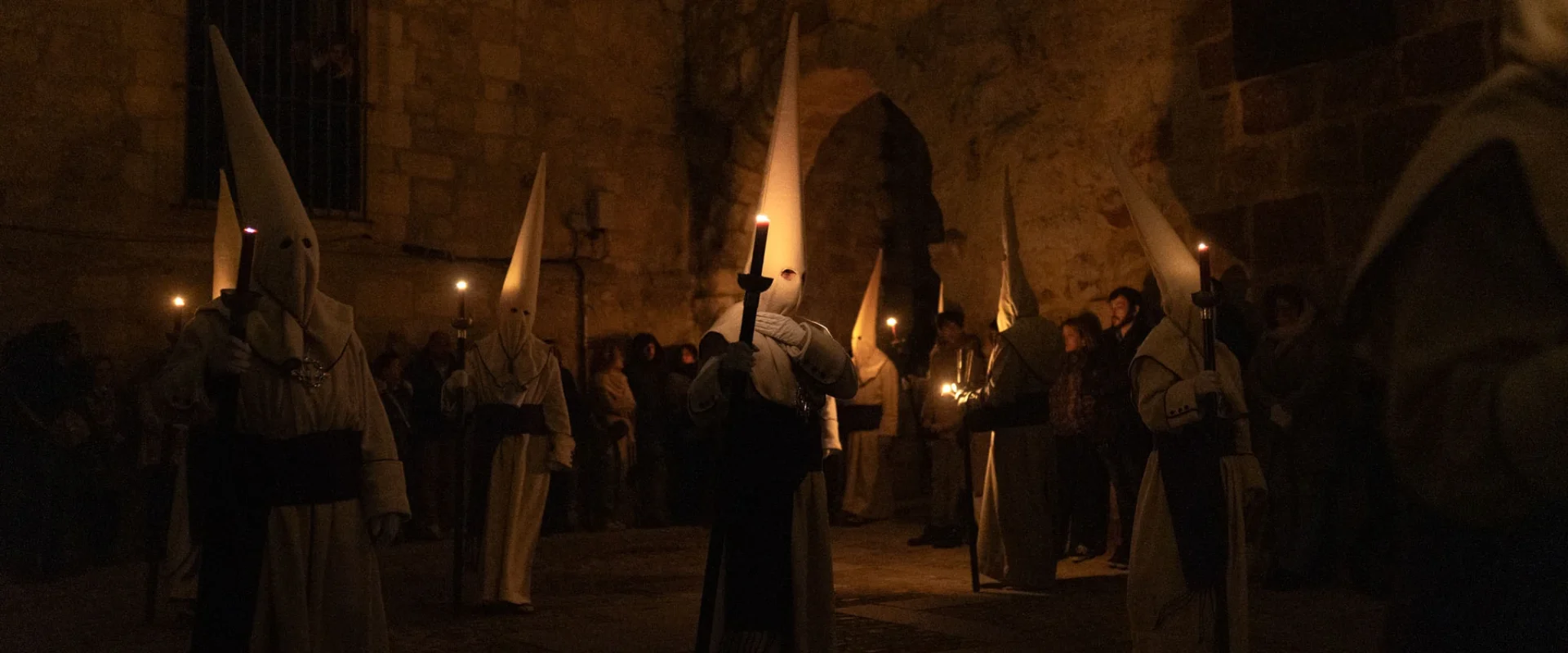 La procesión del Yacente, en la Puerta del Obispo. Foto Emilio Fraile.