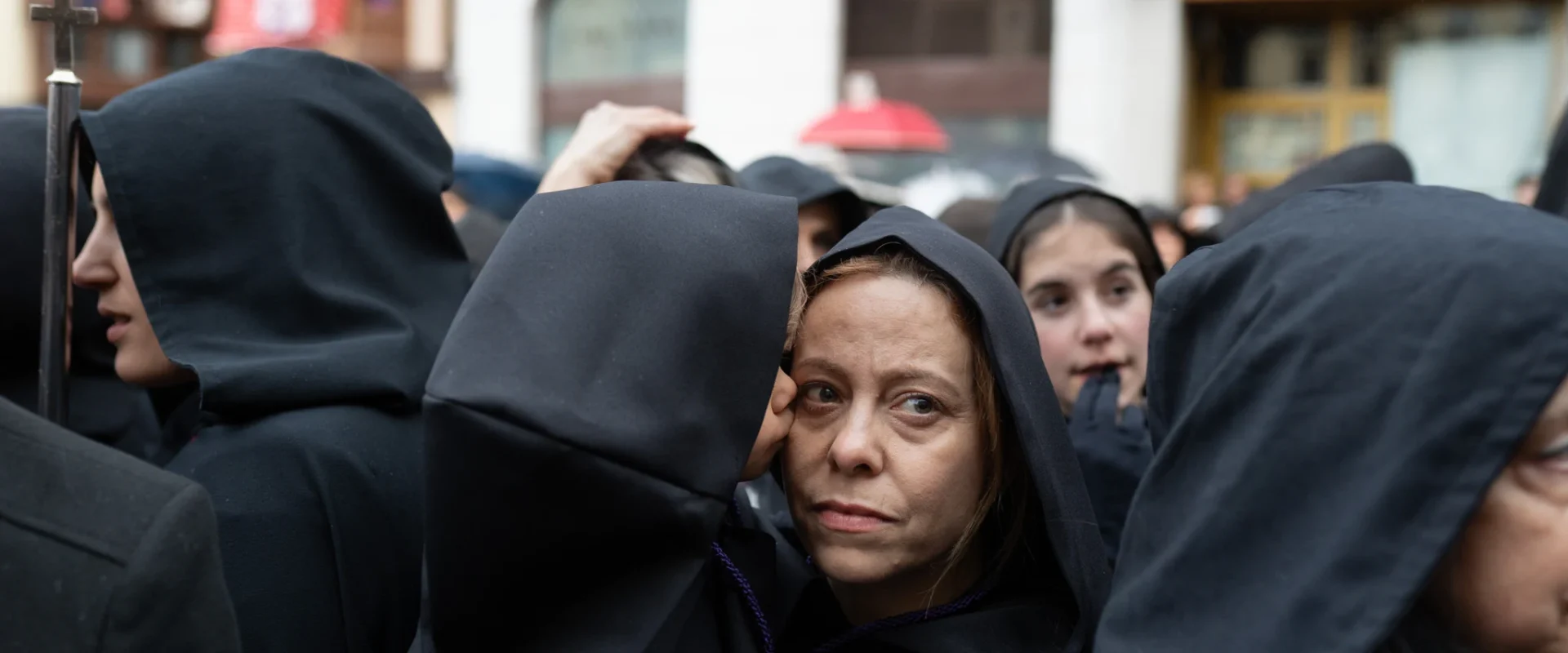 Una niña besa a su madre durante el canto de la Salve. Foto Emilio Fraile.