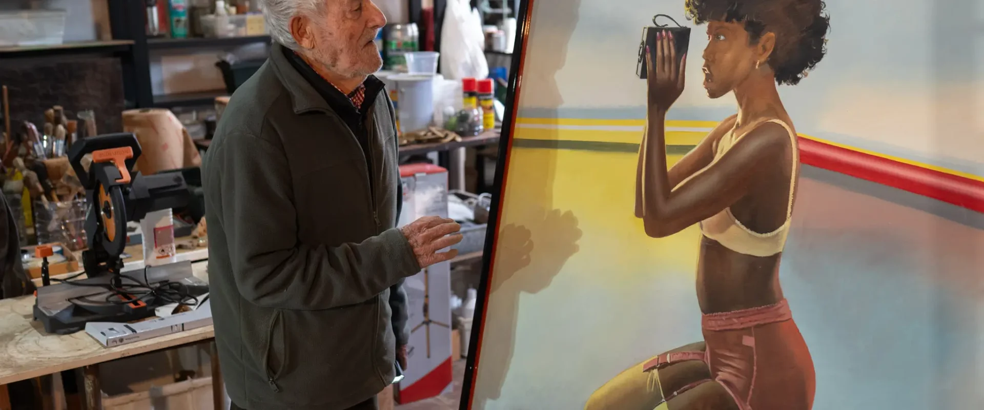 José Luis Coomonte, ante uno de sus cuadros, durante los preparativos de su última exposición. Foto Emilio Fraile.