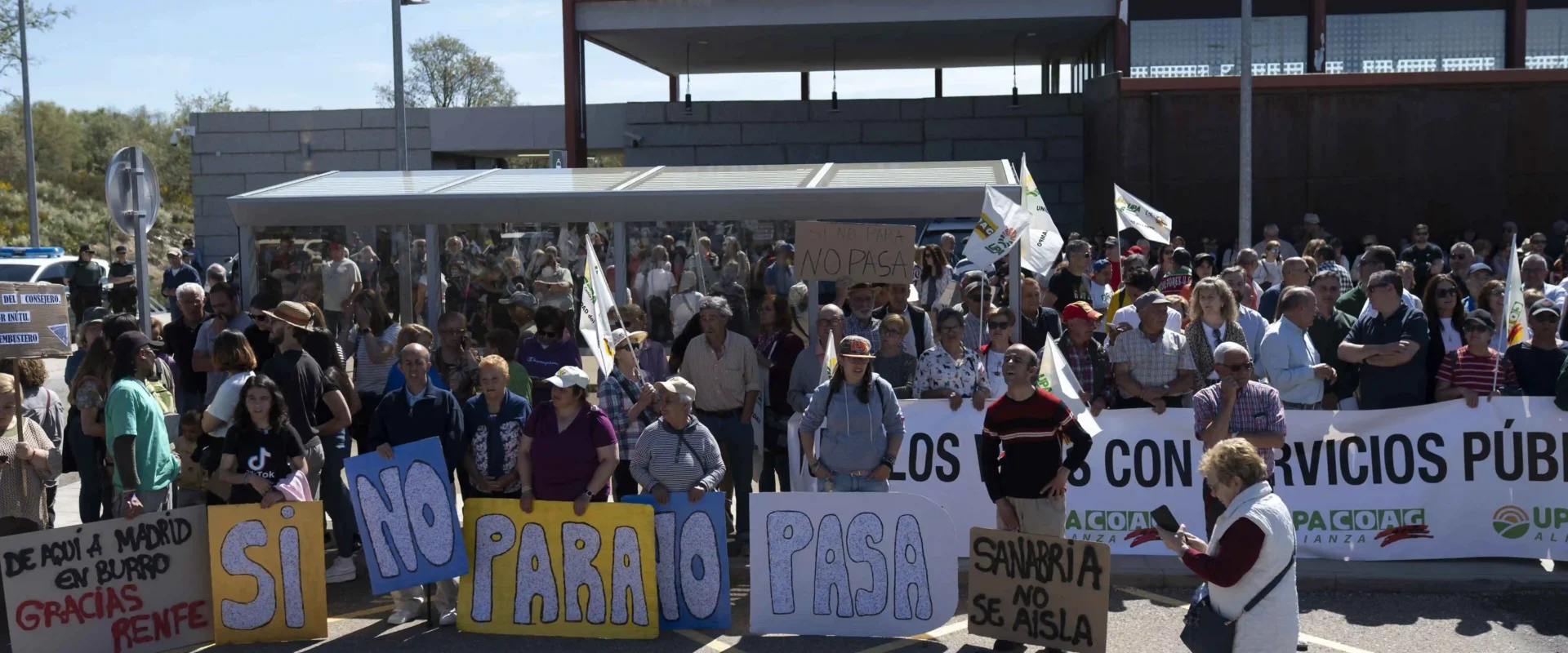 Manifestación contra la decisión de Renfe en Otero de Sanabria. Foto Emilio Fraile
