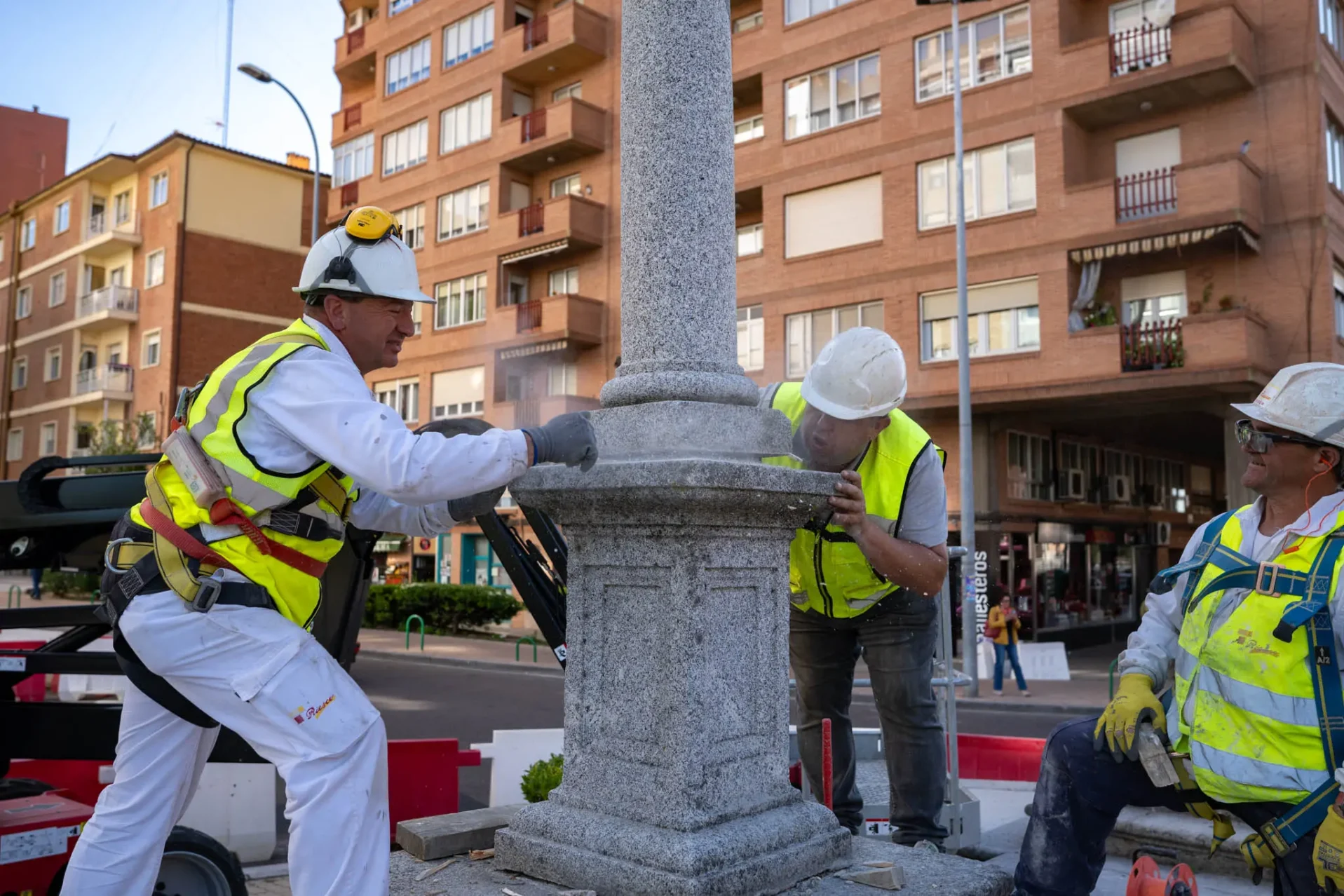 Trabajo en las Tres Cruces. Foto Emilio Fraile.