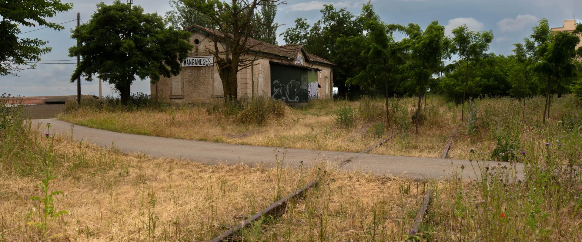 La estación de trenes de Manganeses de la Lampreana arruinada y llena de vegetación. Foto Emilio Fraile.
