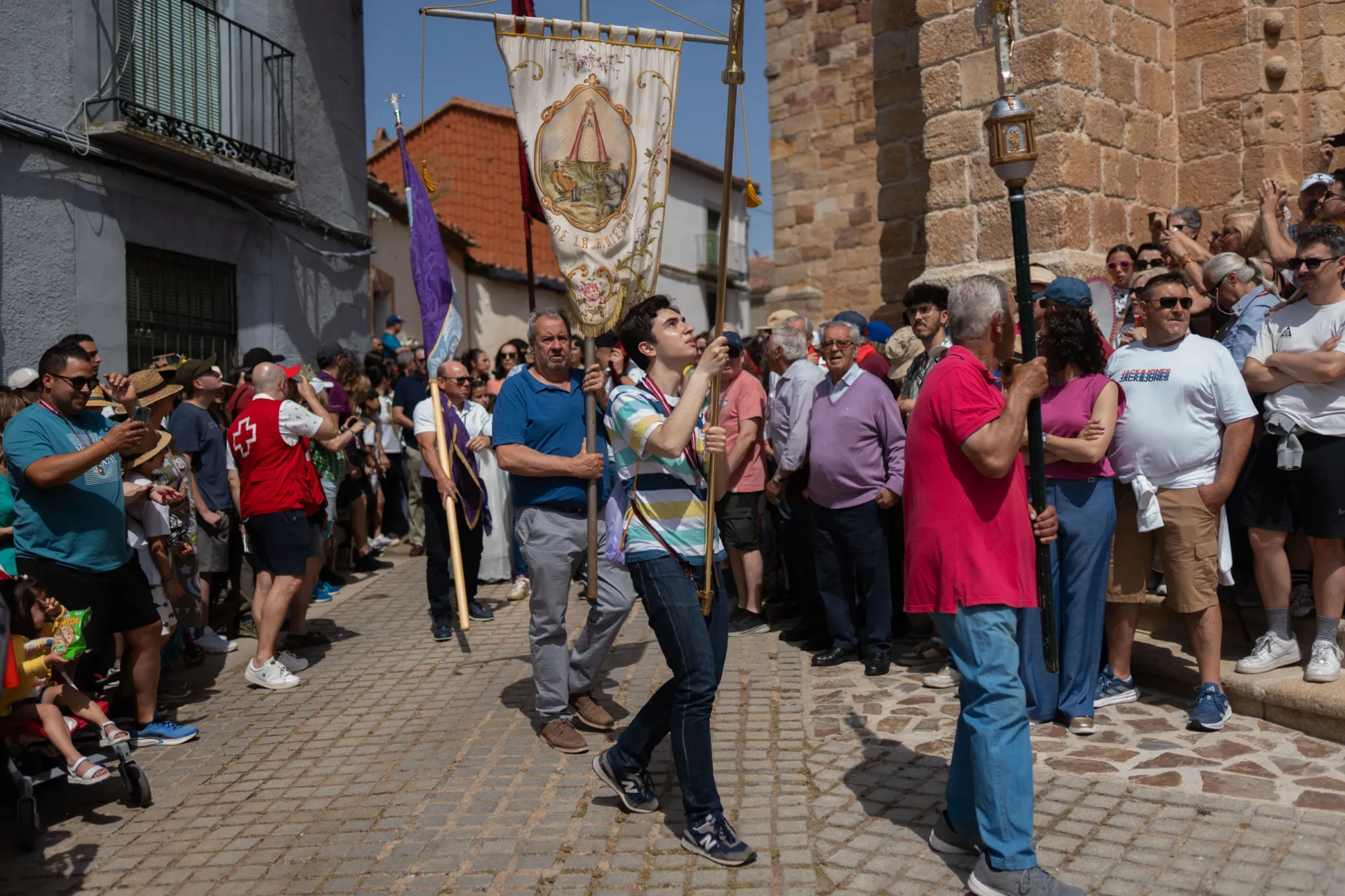 La romería llegando a la iglesia de La Hiniesta. Foto Emilio Fraile.