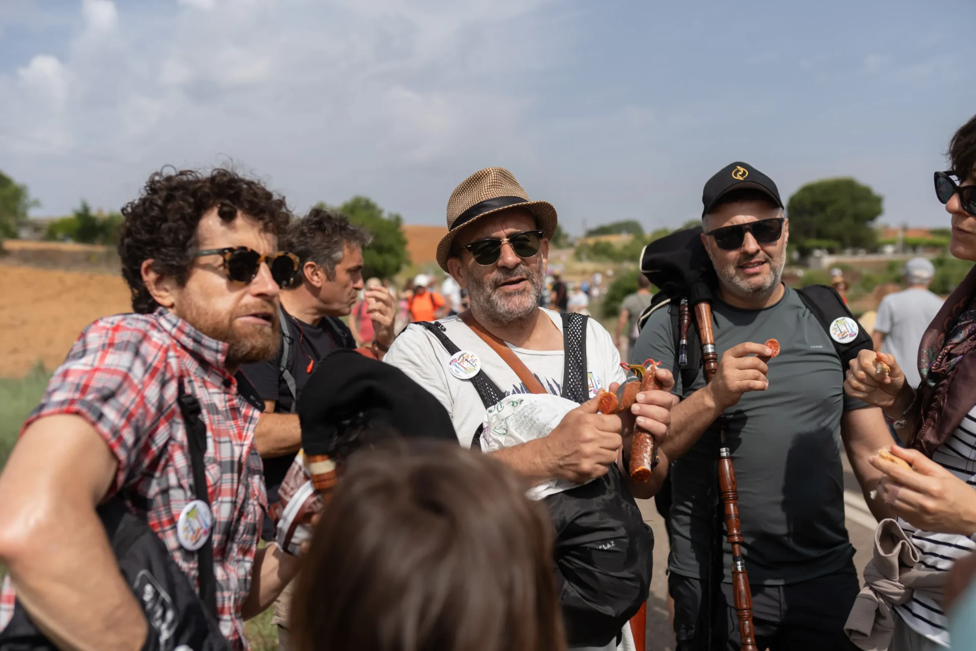 Pablo Madrid reparte rodajas de longaniza al grupo de gaiteros. Foto Emilio Fraile.