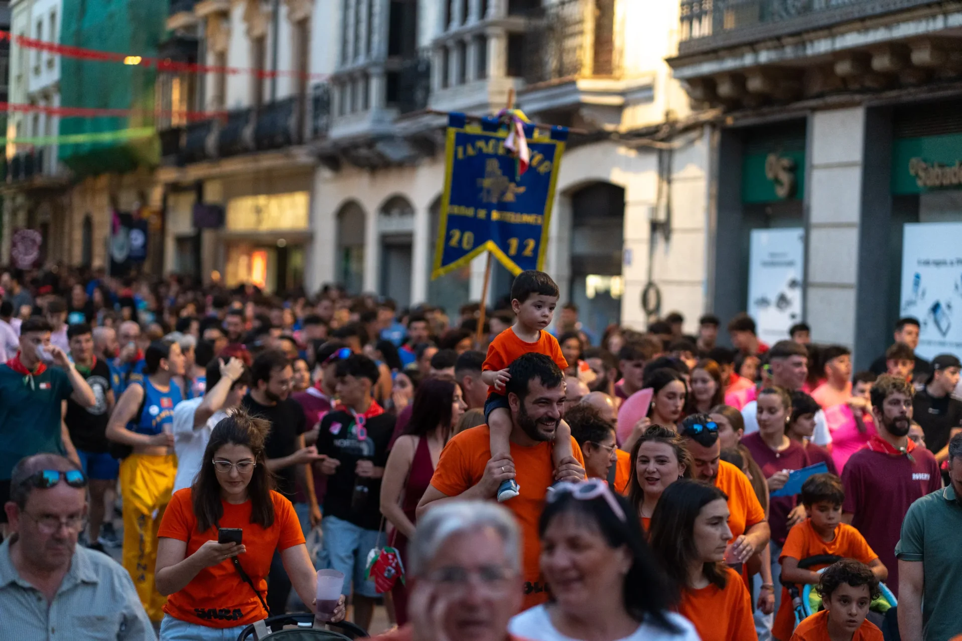 Un niño a hombros de su padre, durante el desfile. Foto Emilio Fraile.