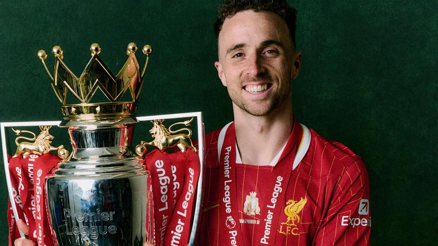 Diogo Jota con el trofeo de la Premier League.